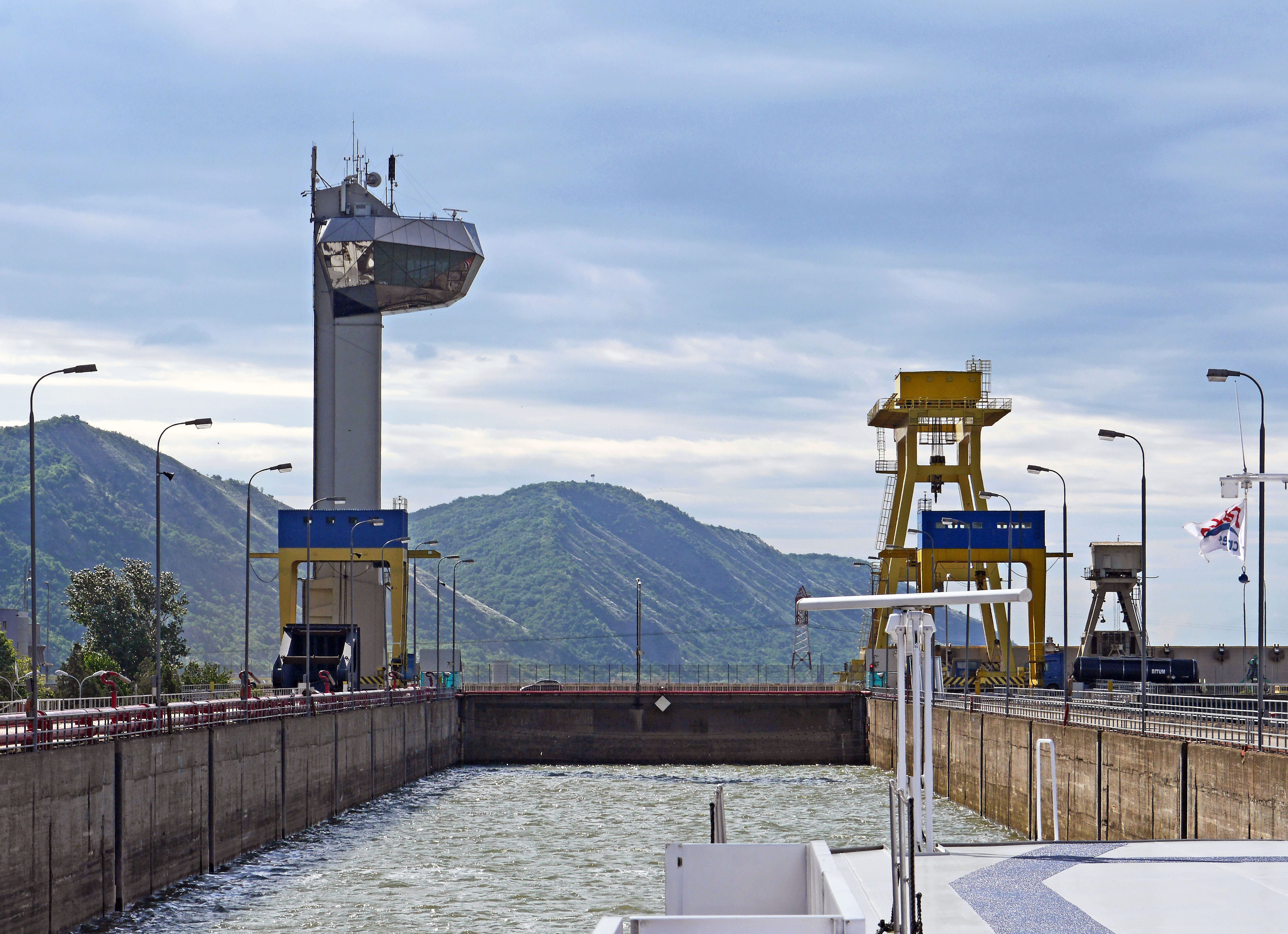 danube sluice, upper water, river cruise, dam, südkarparten, serbia, architecture, river, sluice basin, radar, karparten, high mountains, cloud - sky, ship radar, HD Wallpaper