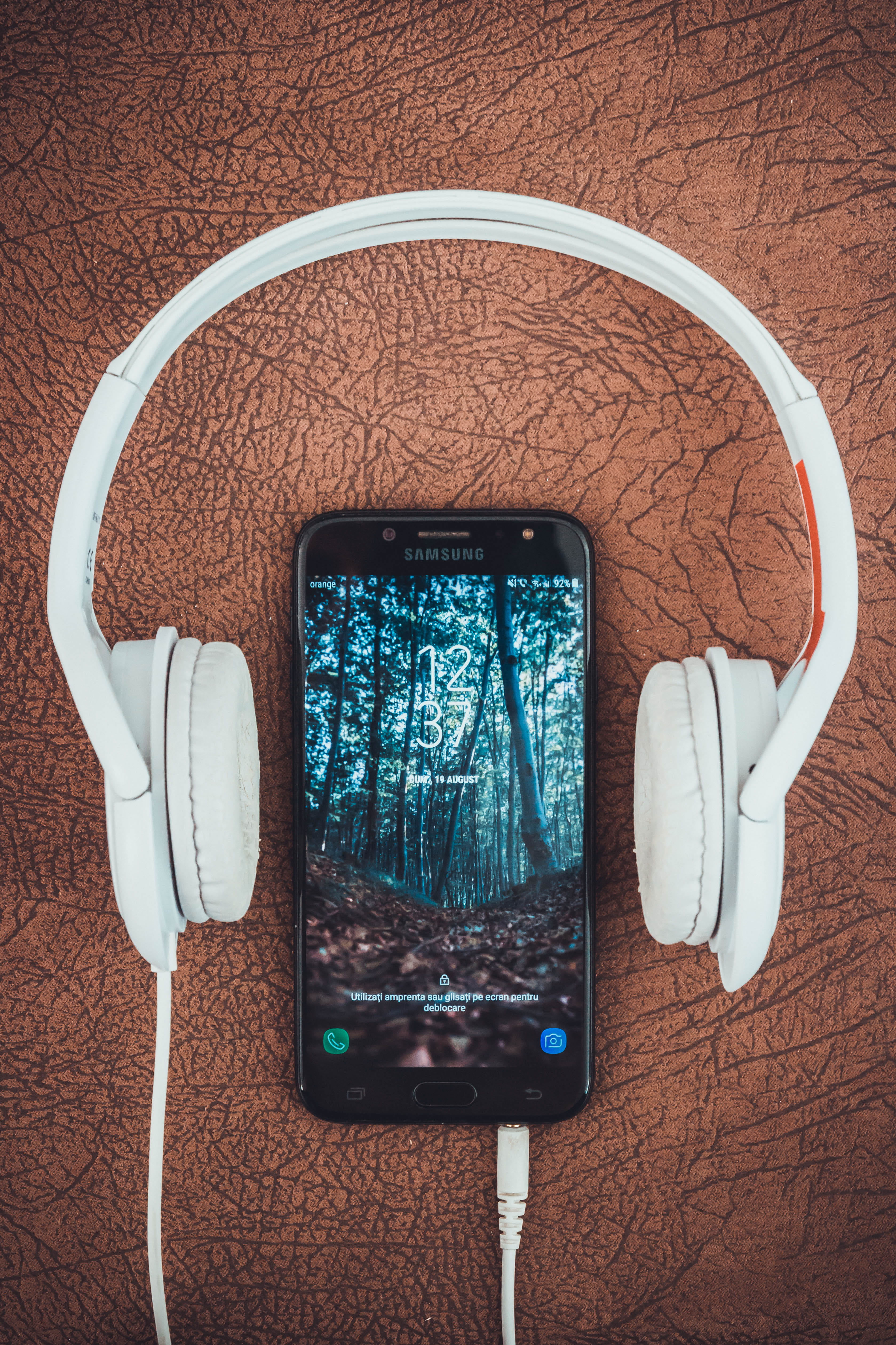 headphones, music, still life, indoors, high angle view, directly above, screen, technology, no people, wireless technology, wireless, retro, gadget, device screen, Phone HD Wallpaper
