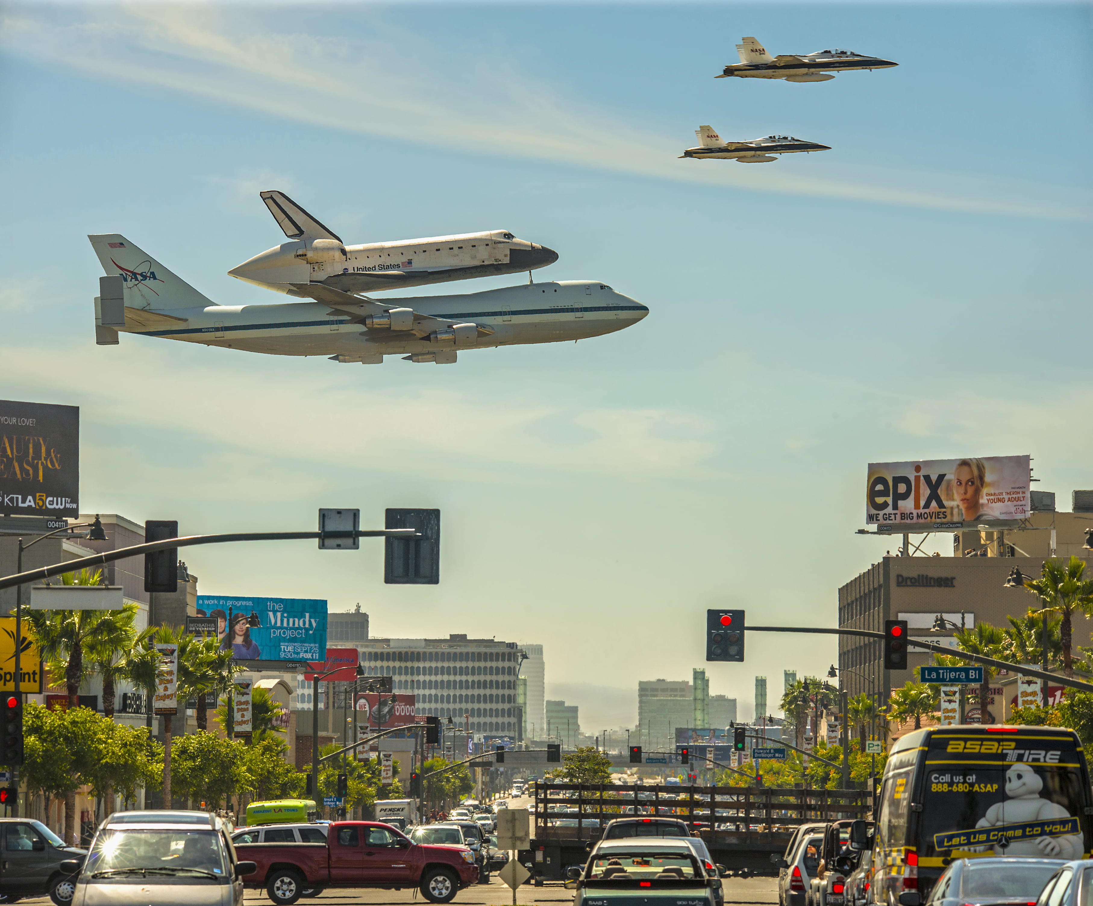 Shuttle, Endeavour, architecture, California, transportation, 2K, plane, on the move, Los Angeles, built structure, incidental people, street, nature, HD Wallpaper