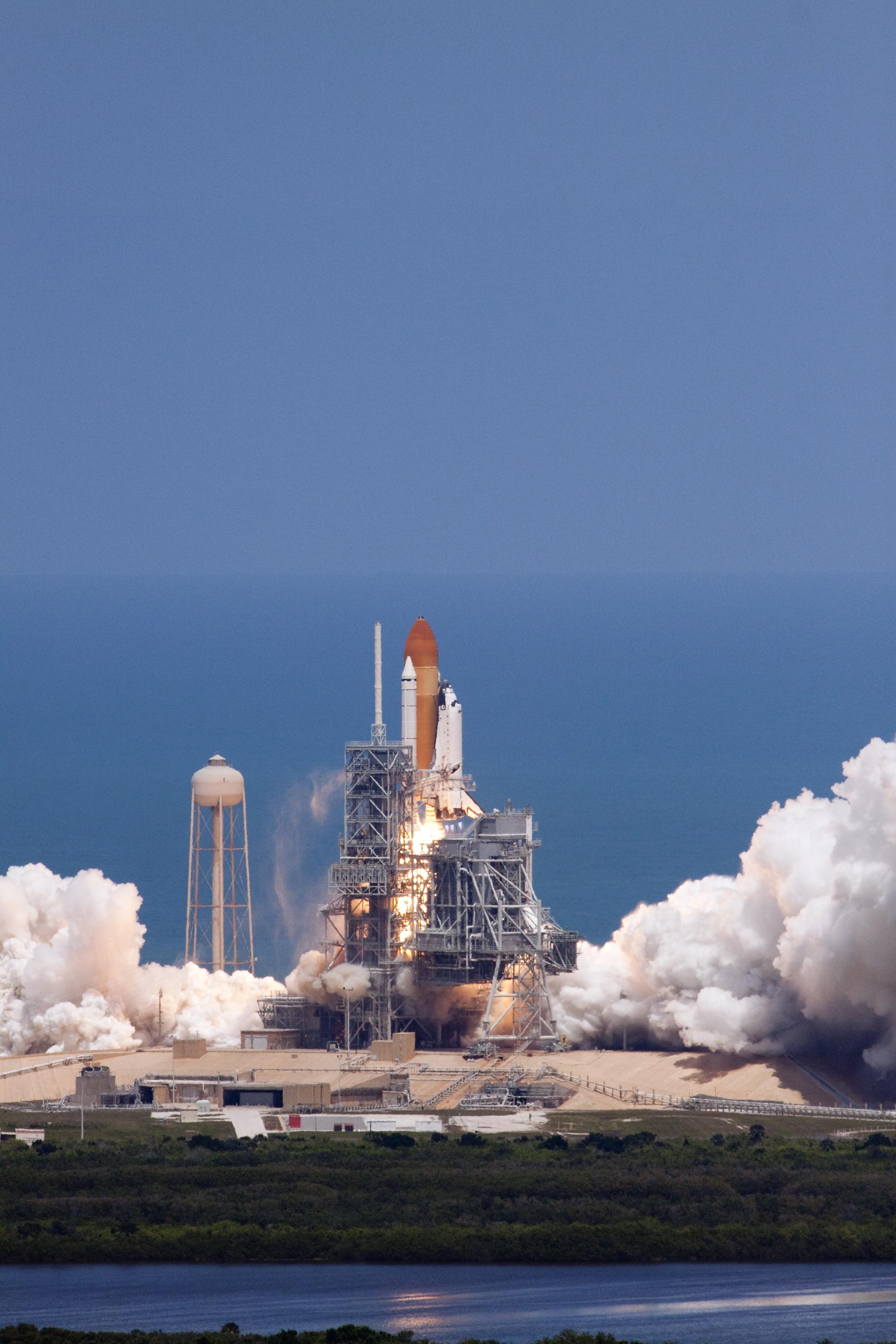 smoke stack, spacecraft, launching, exploration, fuel and power generation, pollution, rocket, water, travel, built structure, sea, pad, astronaut, blue, Phone HD Wallpaper