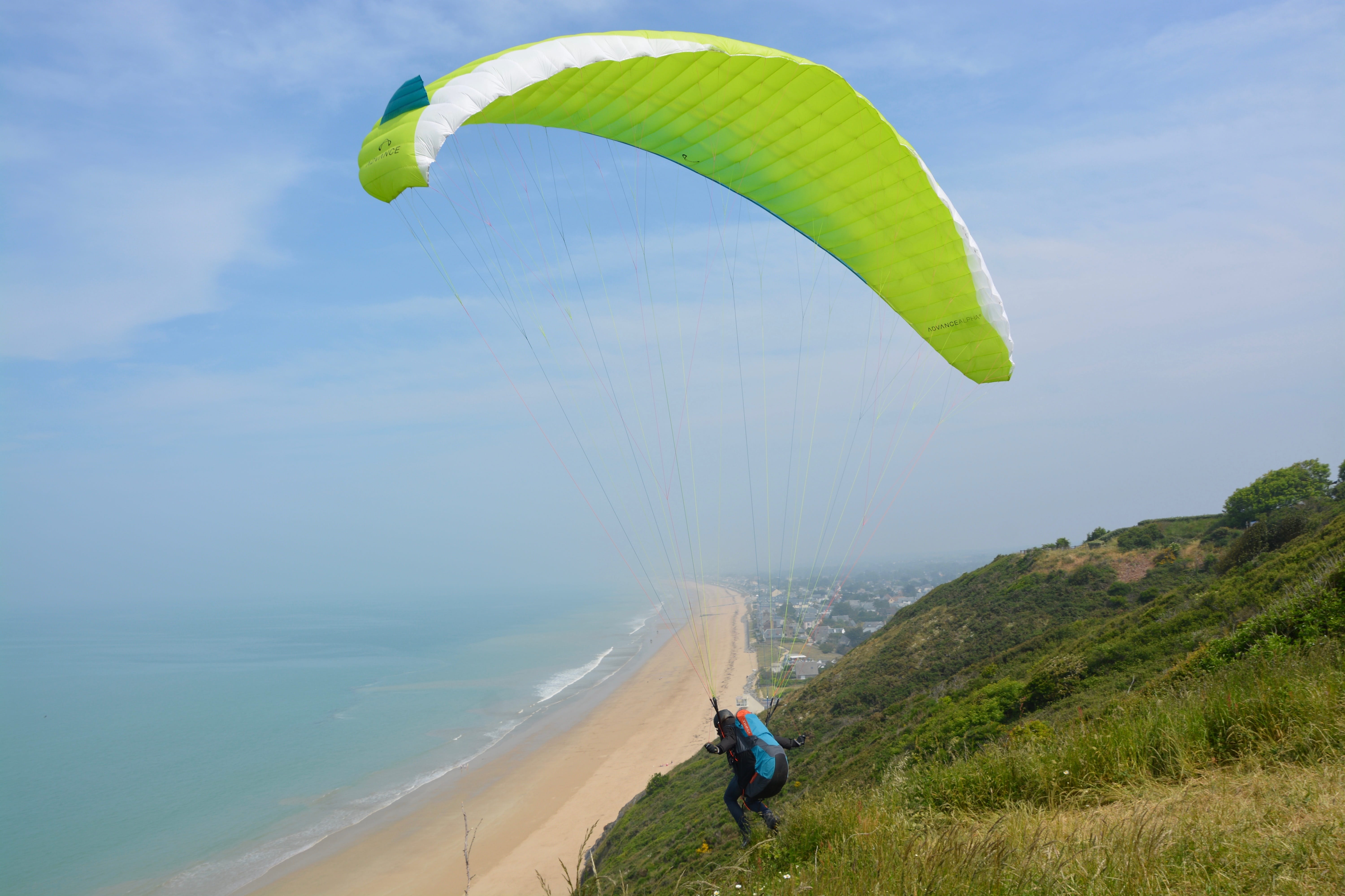 sea, lifestyles, water, land, green color, men, fun activities, beach, paraglider, wind, flight, paragliding, paragliders sky, non-urban scene, freedom, HD Wallpaper