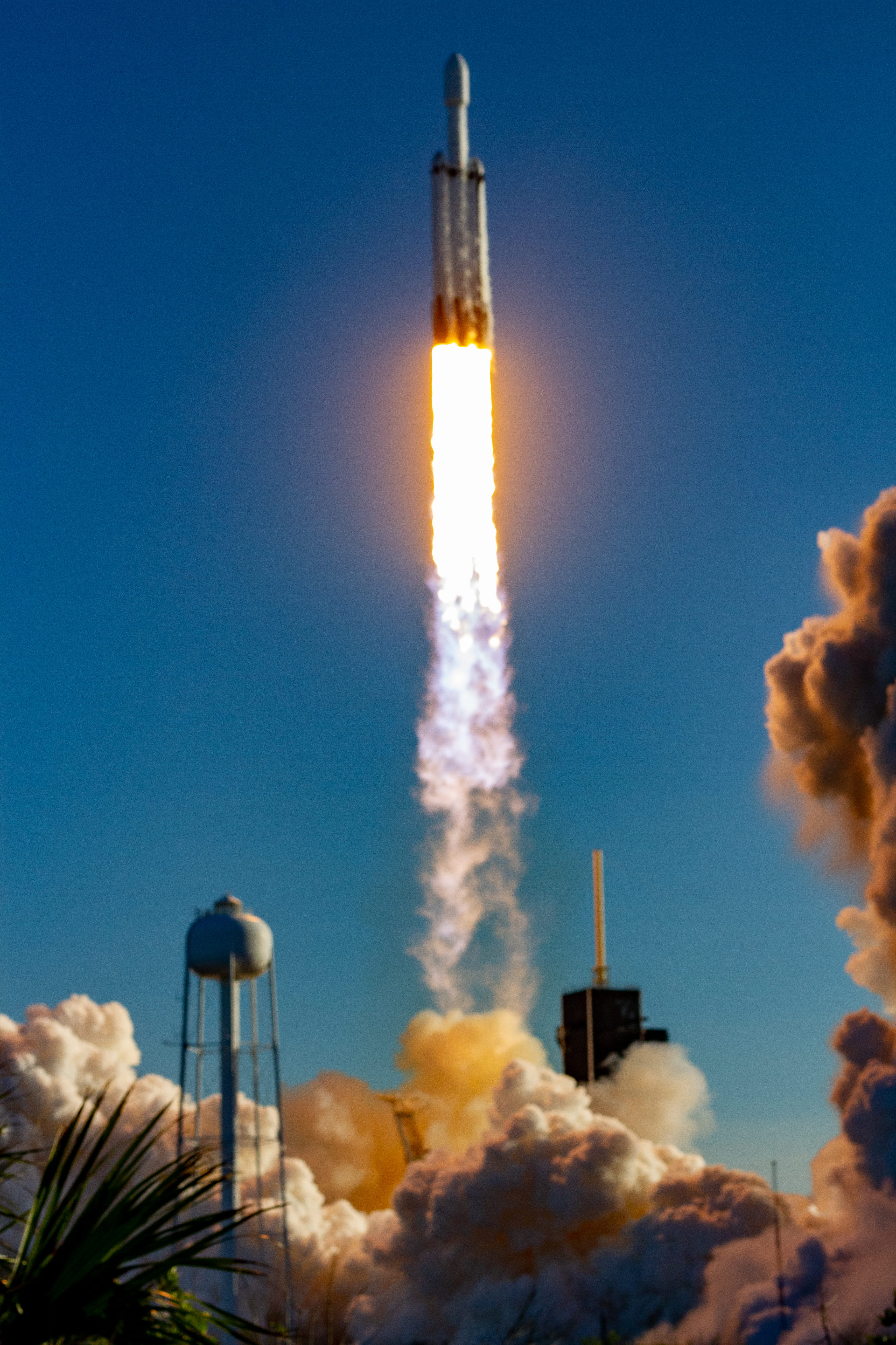 aircraft, blue, launch, smoke - physical structure, 5K, kennedy space center, space shuttle, exhaust, space exploration, propellant, outdoors, person, Phone HD Wallpaper