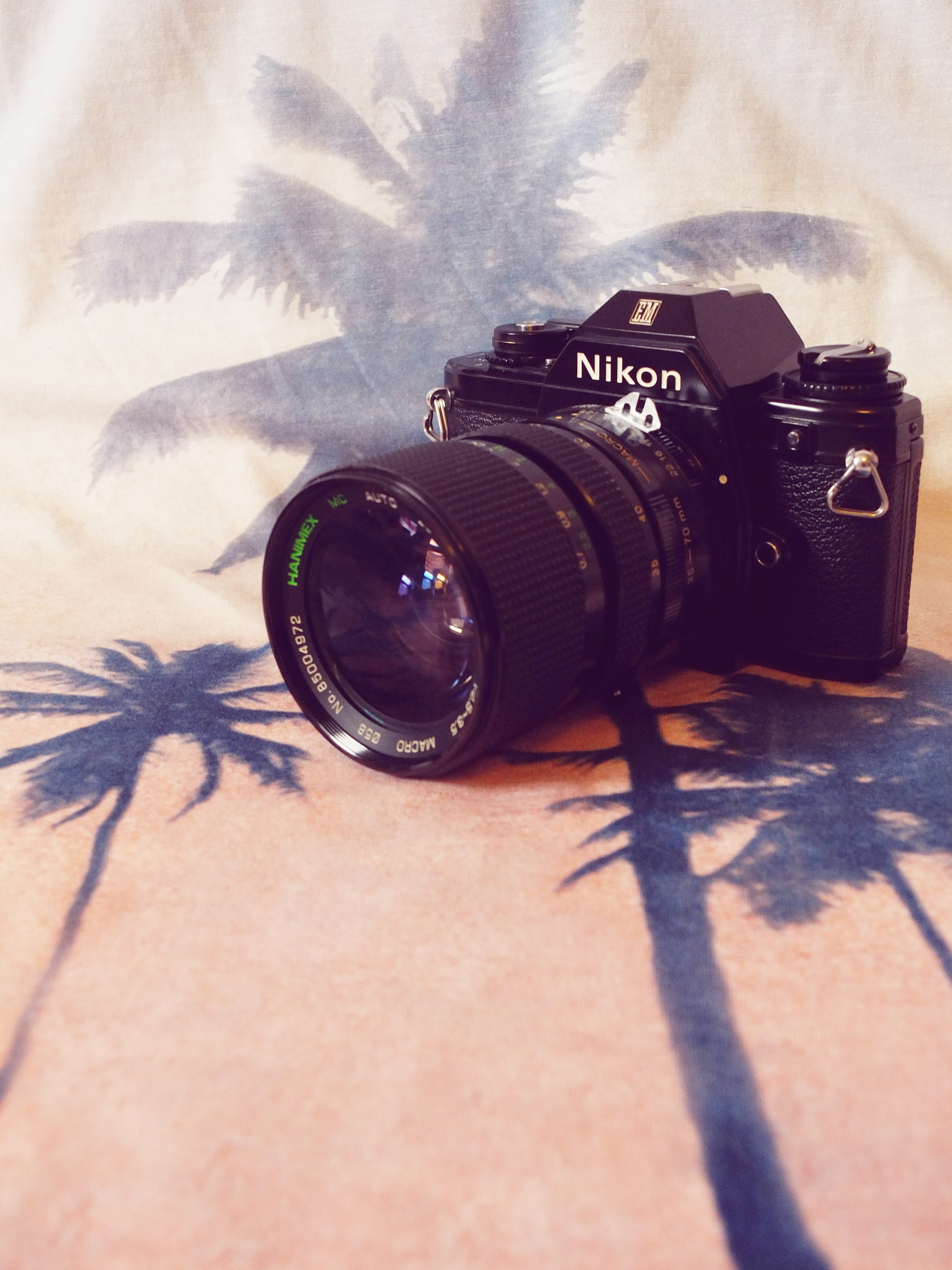 old, digital single-lens reflex camera, single Object, retro Styled, 4K, photographing, white, palm, summer holiday, lens - optical instrument, black color, Phone HD Wallpaper