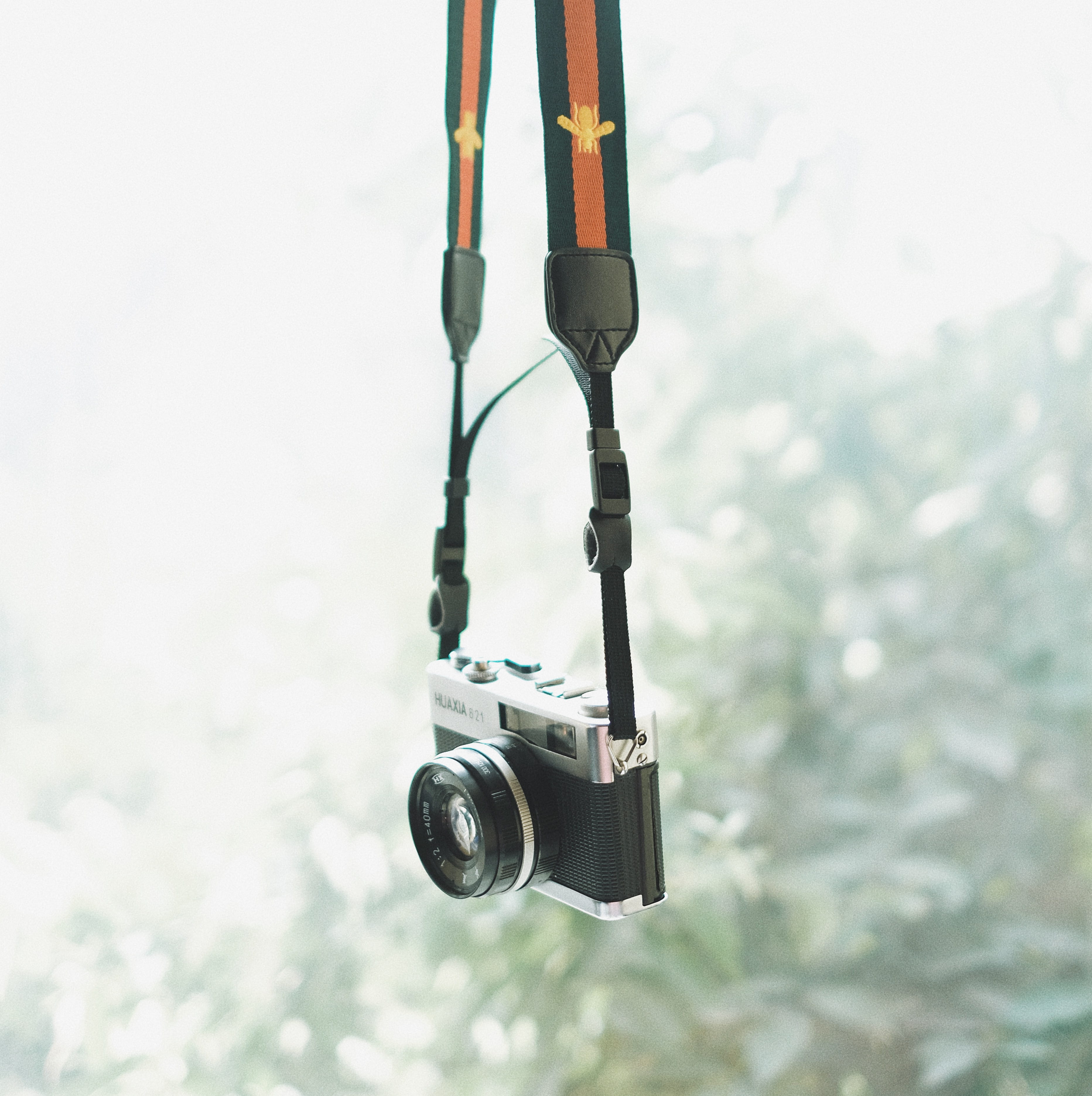 close-up, no people, bokeh, focus on foreground, 2K, protection, hanging, film, photography, black, retro, camera, metal, winter, selective, tree, still life, Phone HD Wallpaper