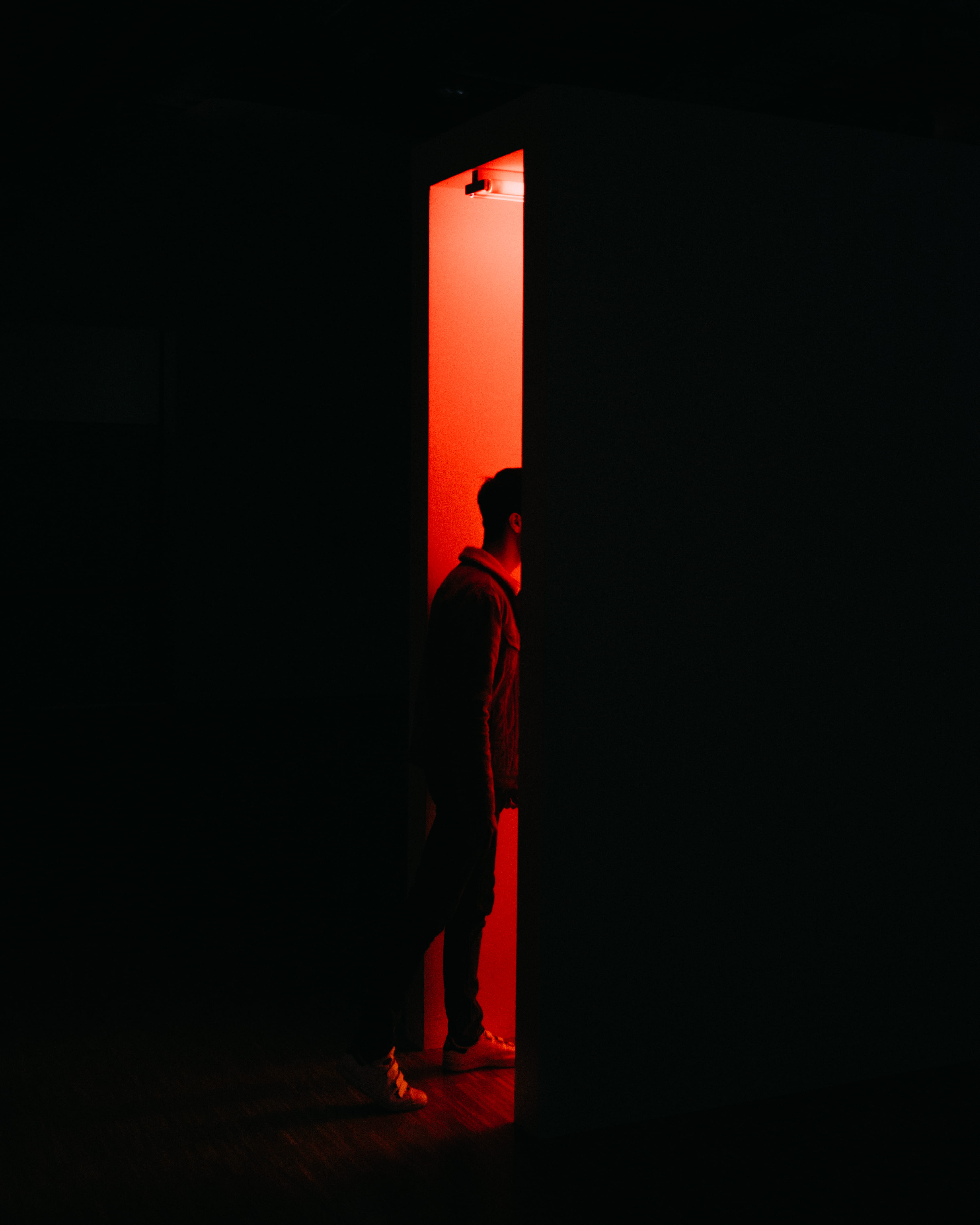 lifestyles, full length, light, one person, person, conceptual, opened, illuminated, copy space, man, indoors, 4K, backlit, entrance, dark, lighting equipment, Phone HD Wallpaper