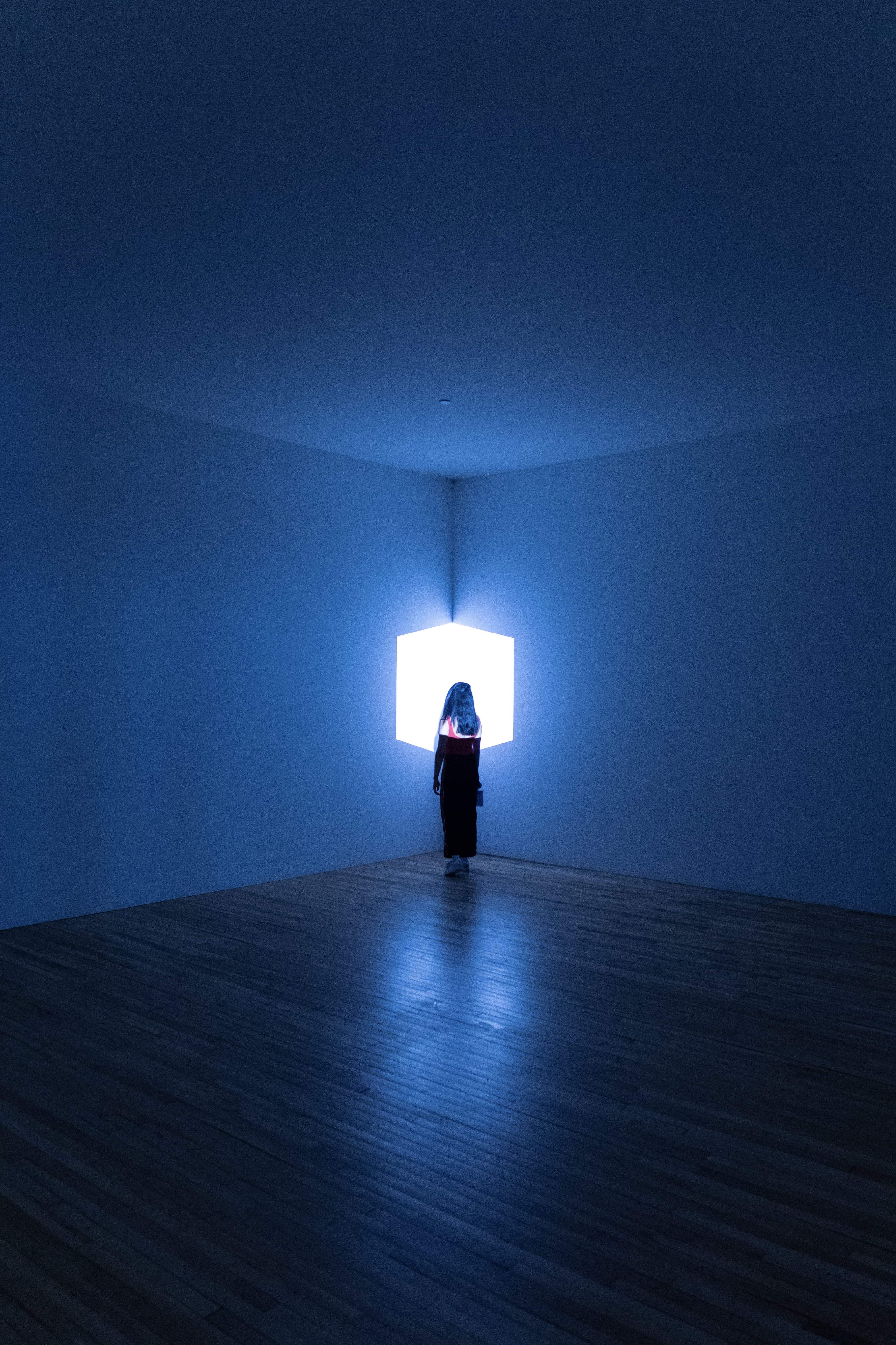 full length, person, flare, corner, basement, room, hardwood, spotlight, woman, sunlight, human, ceiling, standing, stage, leisure activity, indoors, corridor, Phone HD Wallpaper