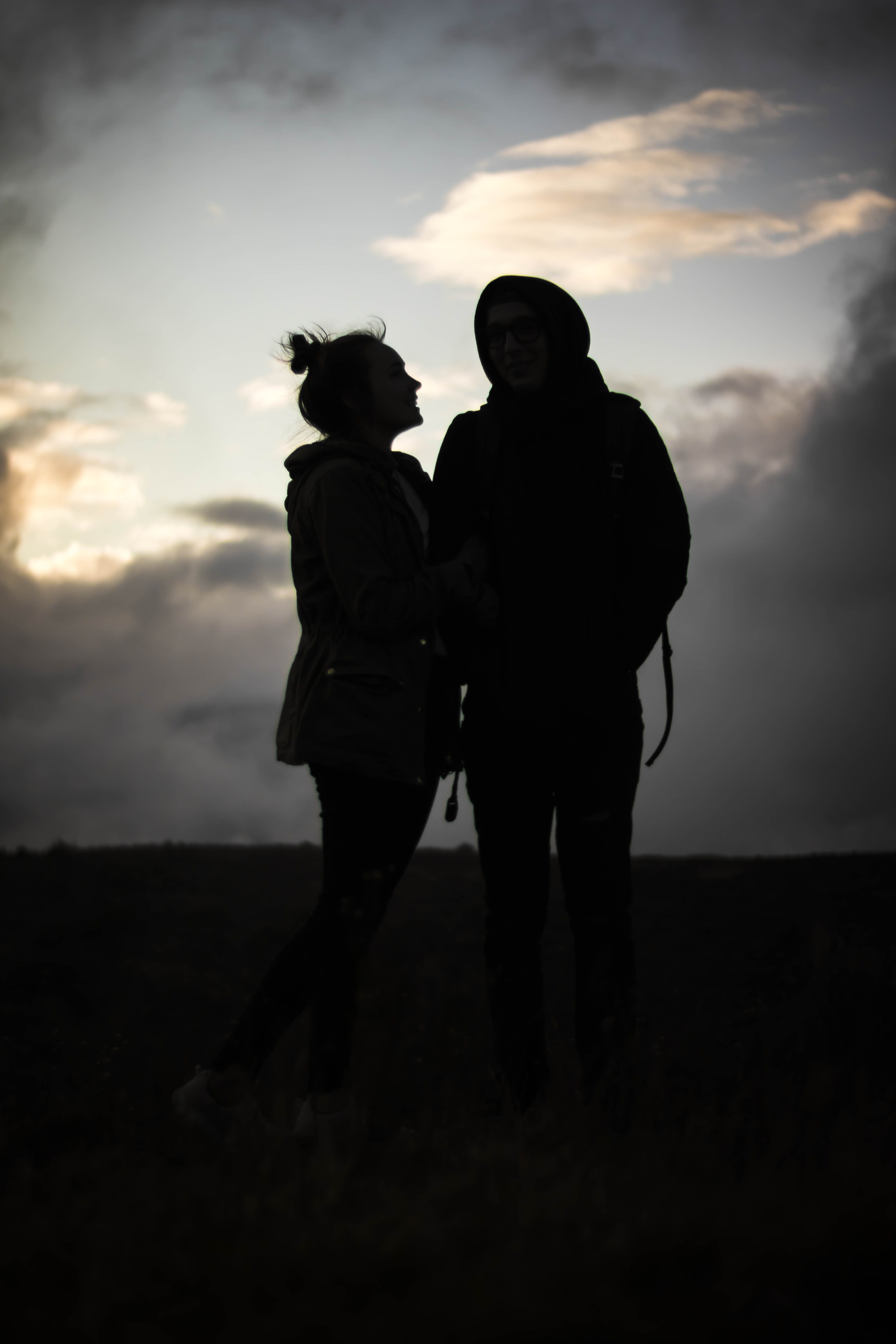 dating, sky, togetherness, real people, love, adult, 5K, people, two, couple - relationship, apparel, sunlight, emotion, clothing, silhouette, two people, Phone HD Wallpaper