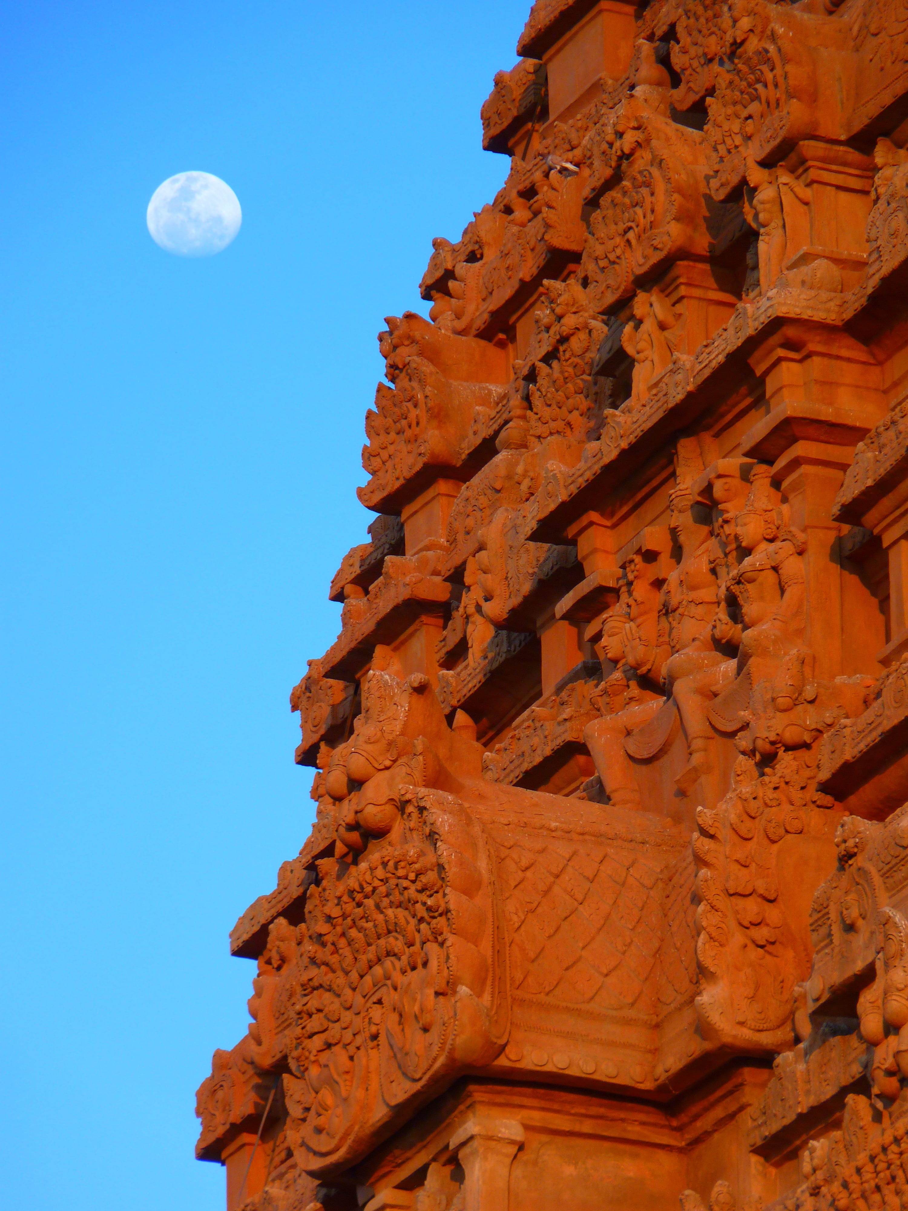 ornate, 4K, spirituality, brihadeshwara templ, planetary moon, moon, castle, low, tourism, clear sky, temple, low angle view, sky, building, no people, Phone HD Wallpaper
