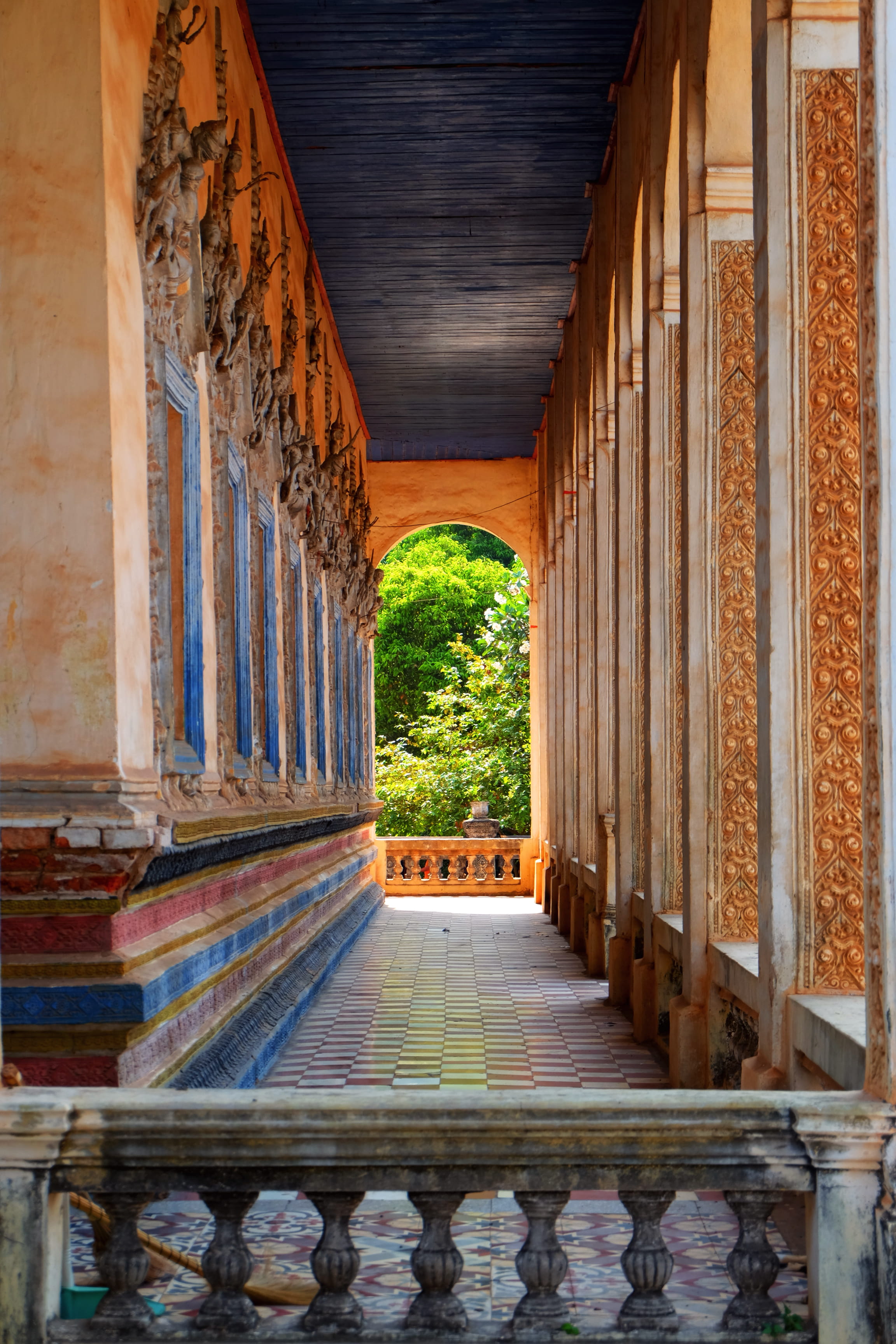 krong siem reap, building, colours, trees, indoors, architecture, corridor, plant, the way forward, in a row, direction, colonnade, siem reap, flooring, Phone HD Wallpaper