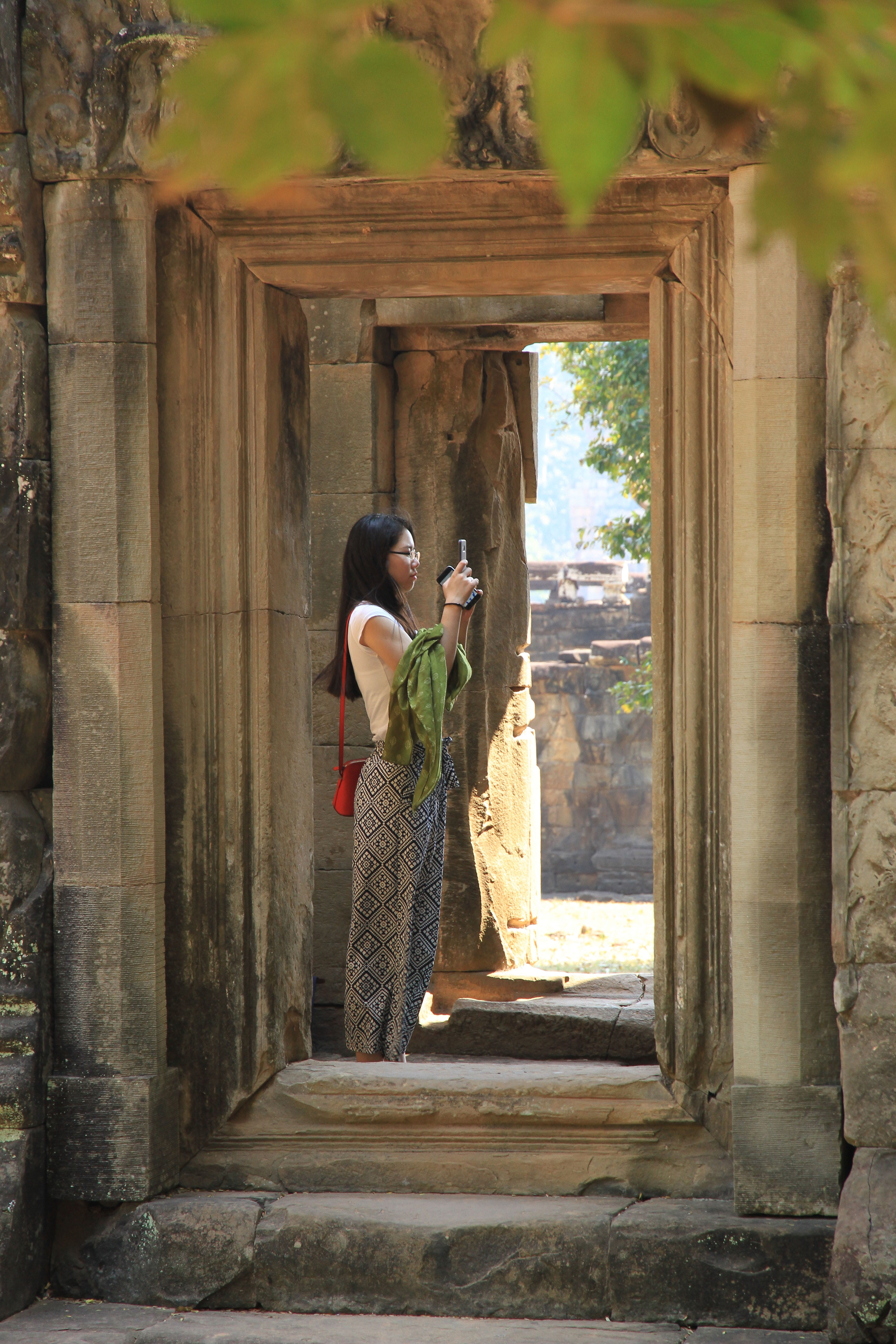 khmer, 5K, casual clothing, travel, ruin, building, adult, unesco, one person, holding, couple - relationship, side view, the past, standing, stone, young adult, Phone HD Wallpaper