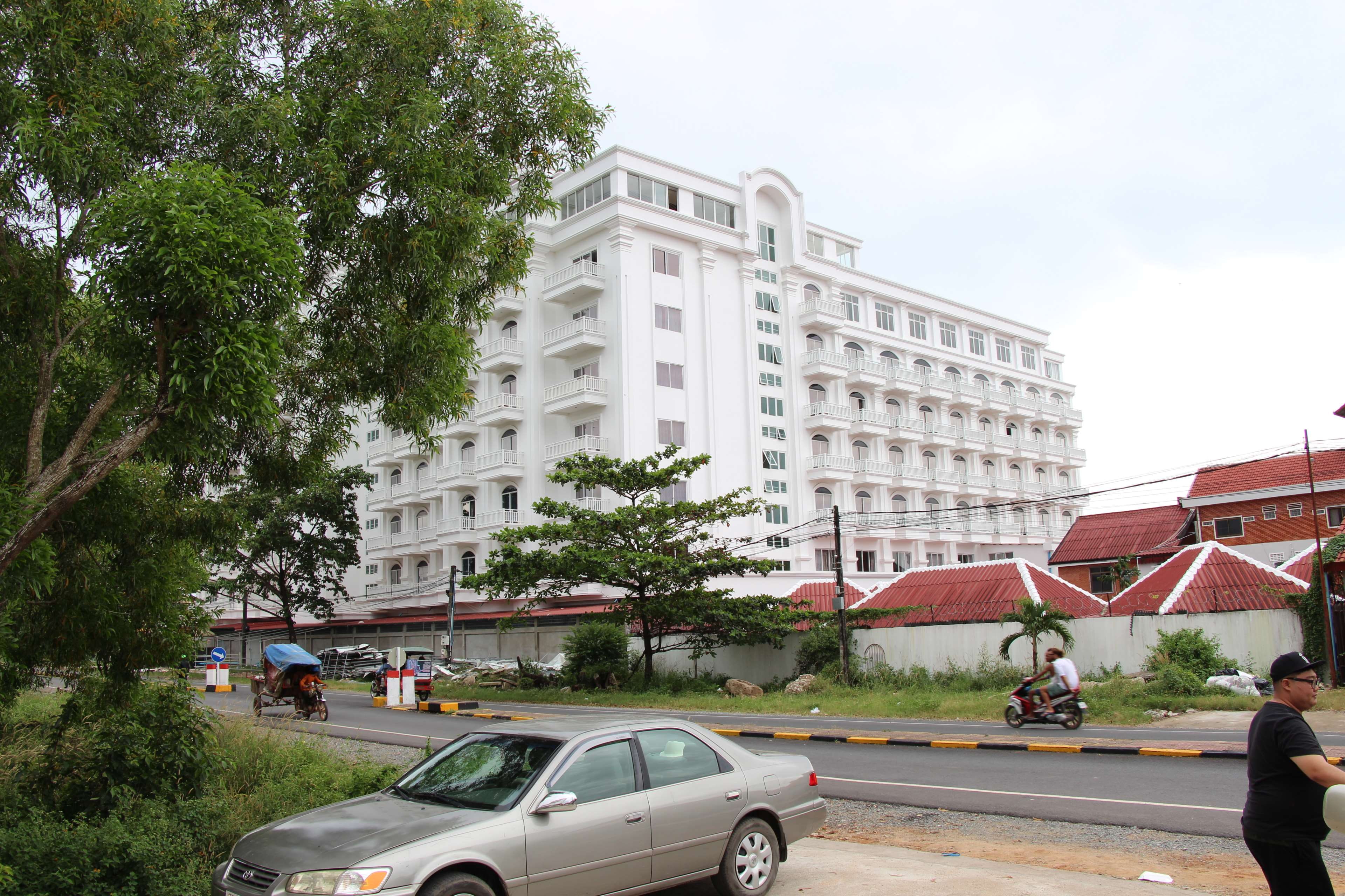 plant, city, tree, outdoors, incidental people, building exterior, mode of transportation, cambodia, built structure, hotel, road, residential district, HD Wallpaper