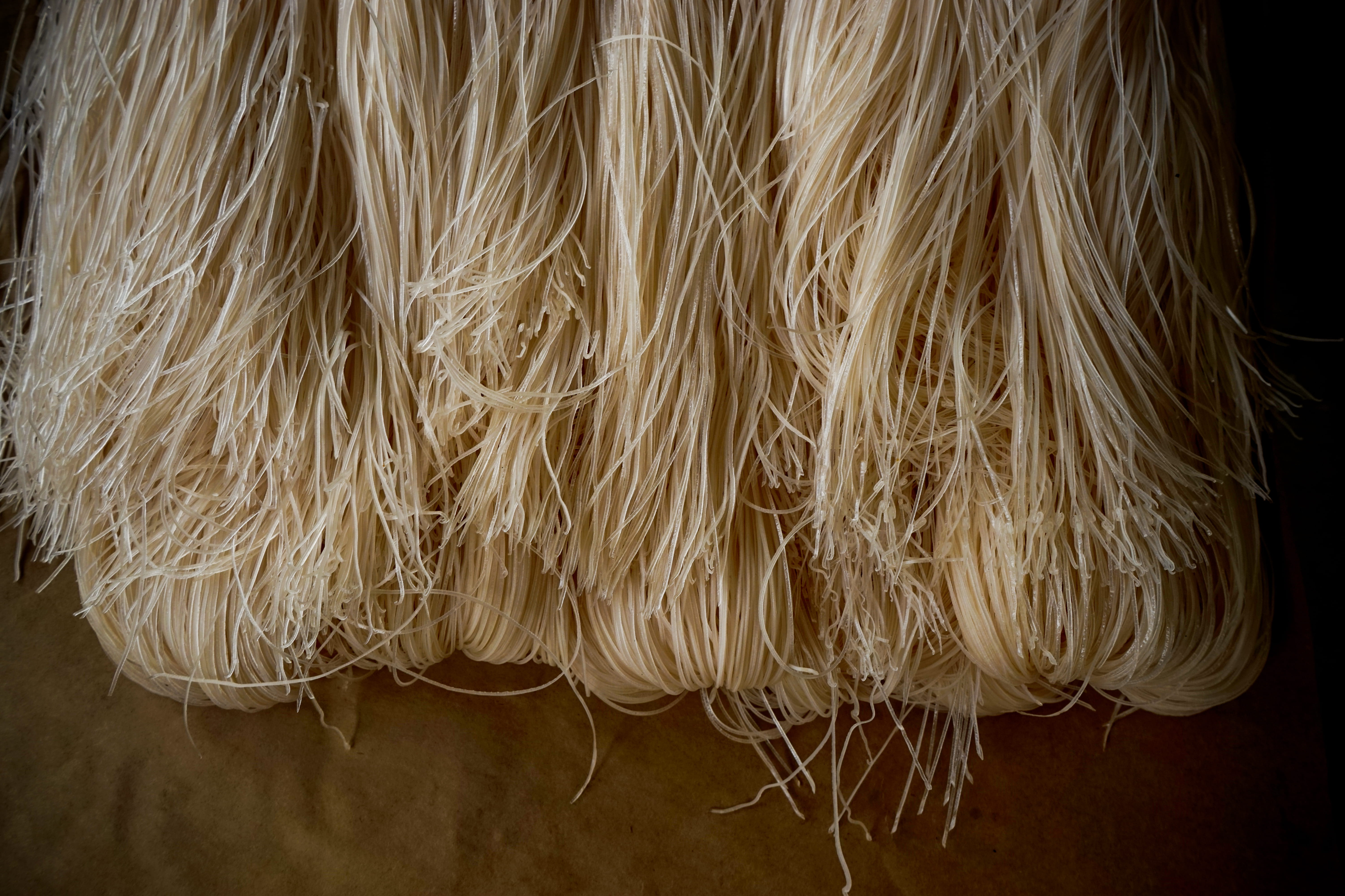 noodles, hair, abundance, cook, directly above, rice noodle, asian food, high angle view, rice, organic, table, blond hair, noodle, studio shot, wood - material, HD Wallpaper