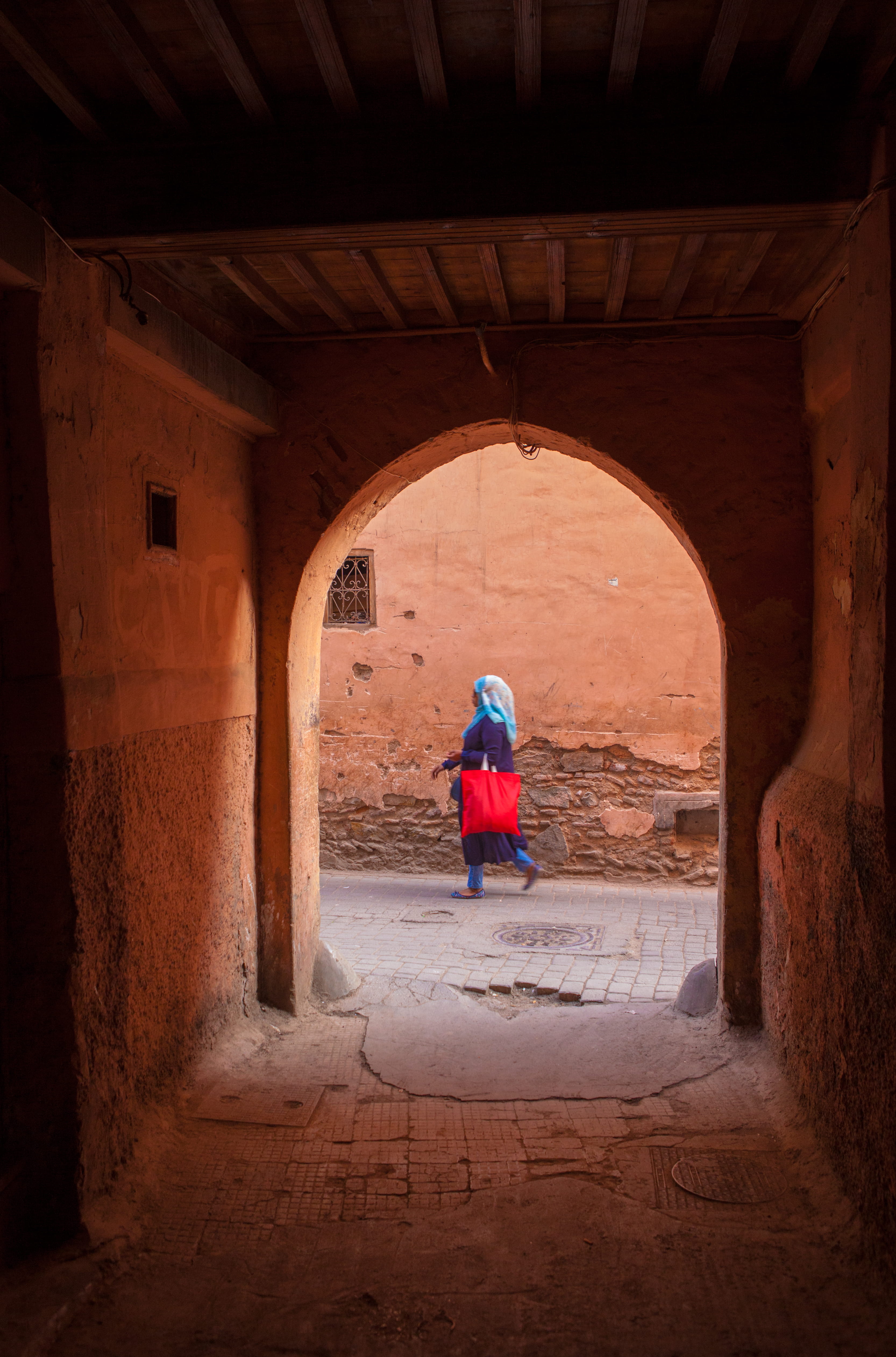 nature, marrakesh, history, morocco, marrakech, the way forward, 4K, real people, day, outdoors, red, adult, street, walking, arch, full length, women, Phone HD Wallpaper