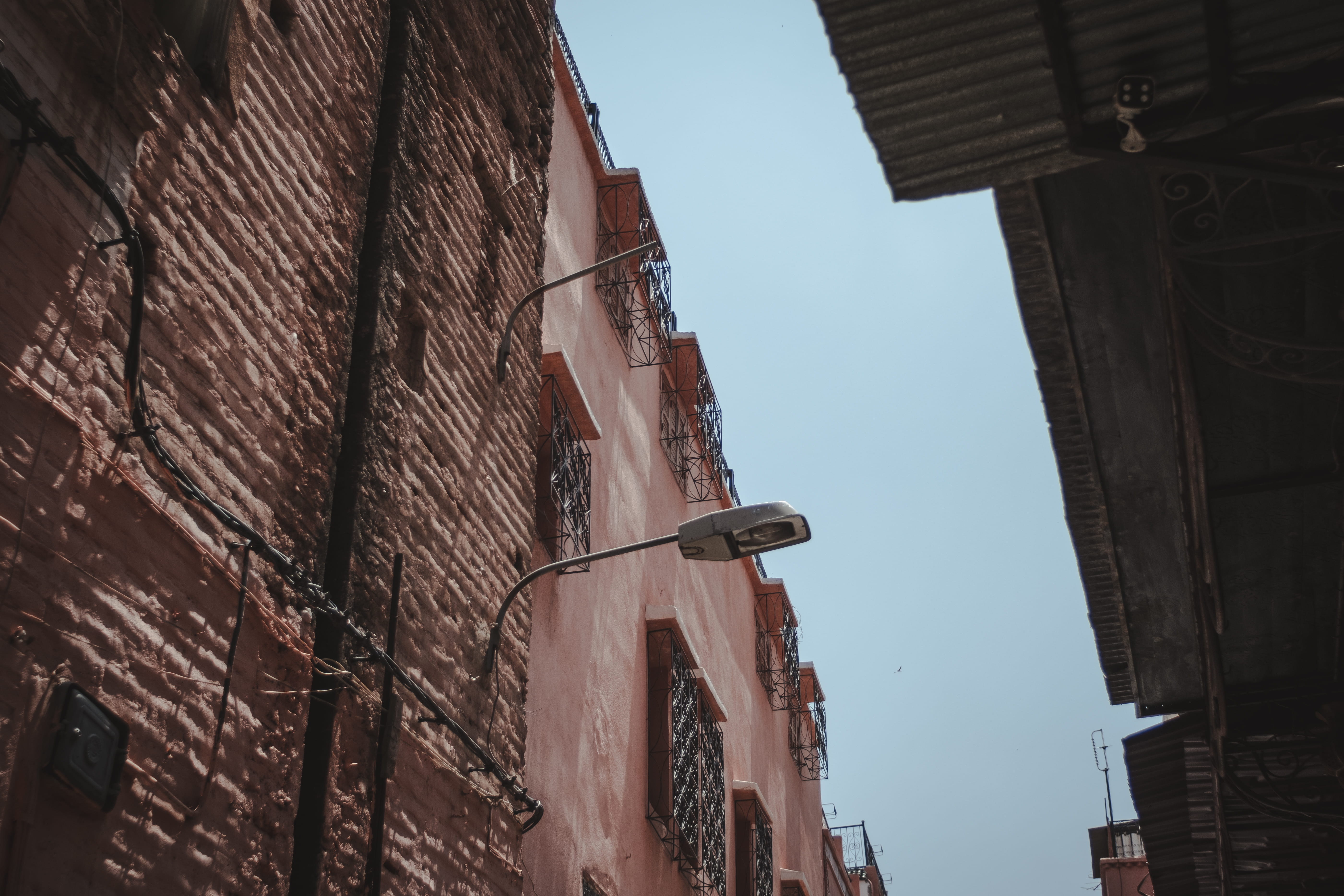 architecture, old, marrakesh, outdoors, apartment, residential district, 5K, day, window, built structure, city, building, electric lamp, lighting equipment, HD Wallpaper