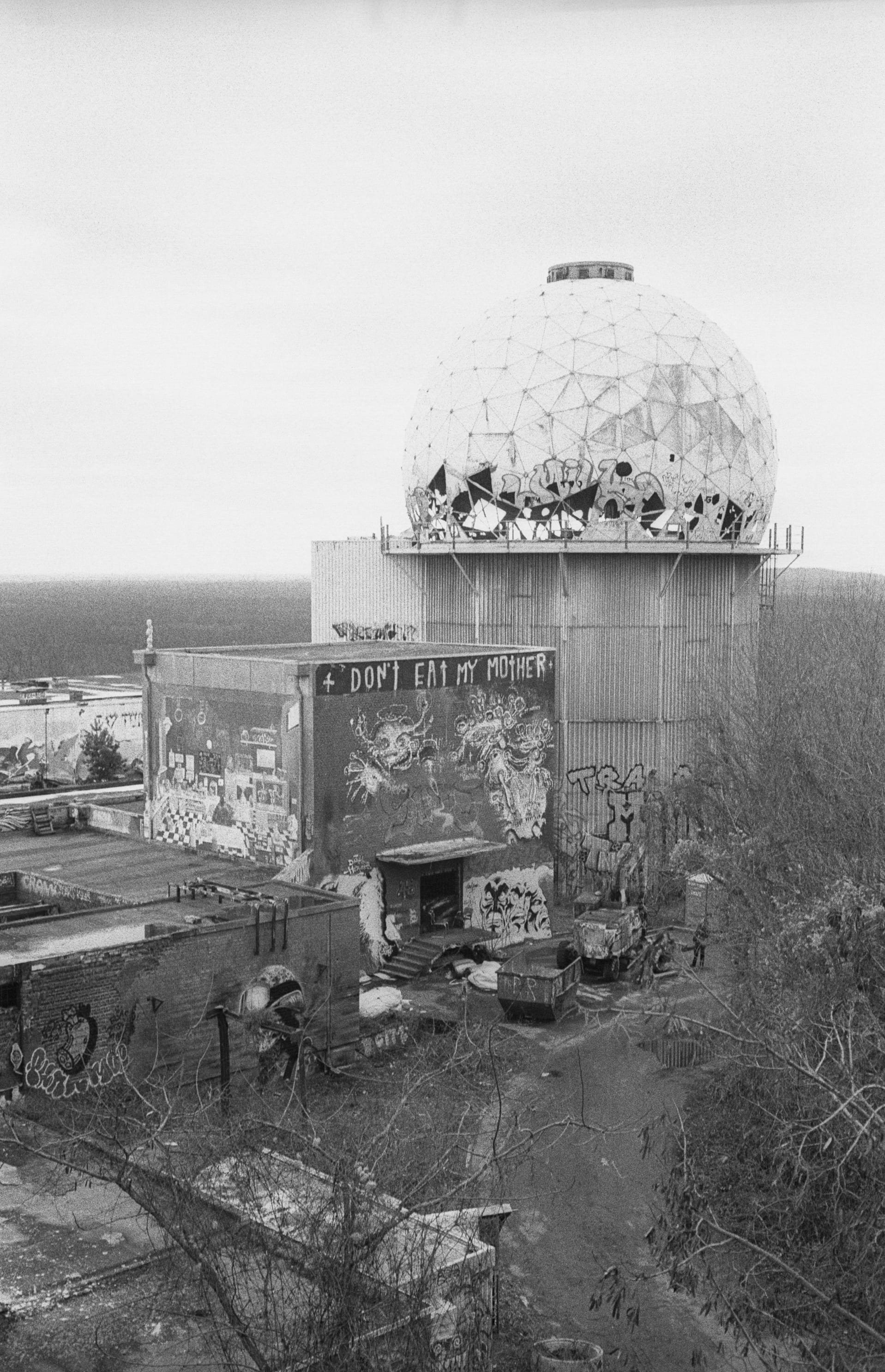 land, no people, olympus, 35, outdoors, art, berlin, ruined, teufelsberg, analog, germany, film, abandoned, architecture, plant, grass, street, rd, communication, Phone HD Wallpaper