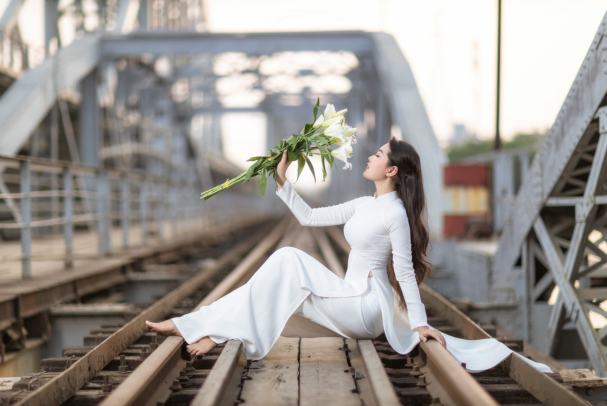 bouquets, 1080P, railway, Asian, vietnamese, women, áo dài, depth of field, white dress, HD Wallpaper
