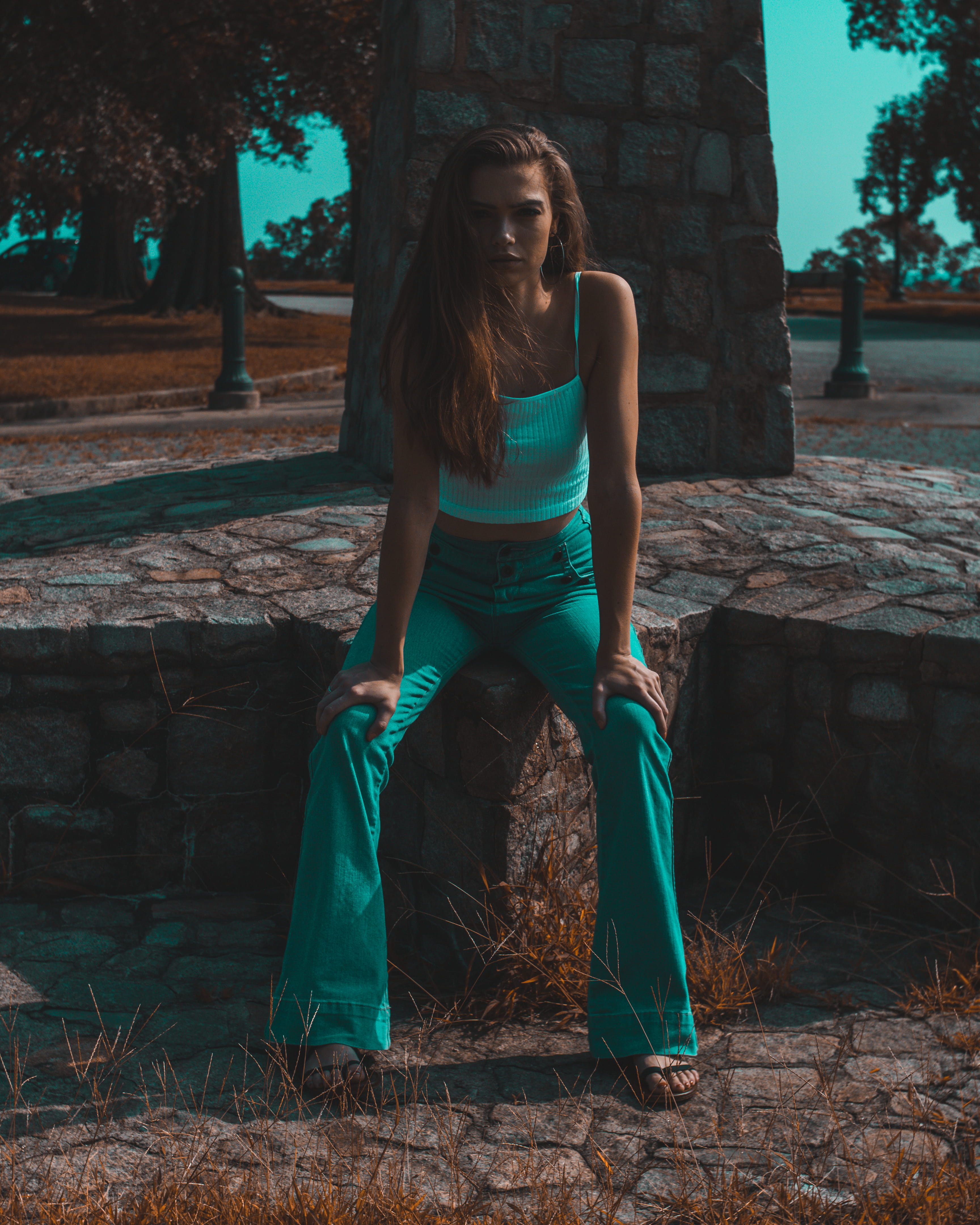richmond, full length, sitting, urban, one person, hairstyle, plant, beautiful woman, leisure activity, tree, 4K, young adult, city, hair, casual clothing, Phone HD Wallpaper
