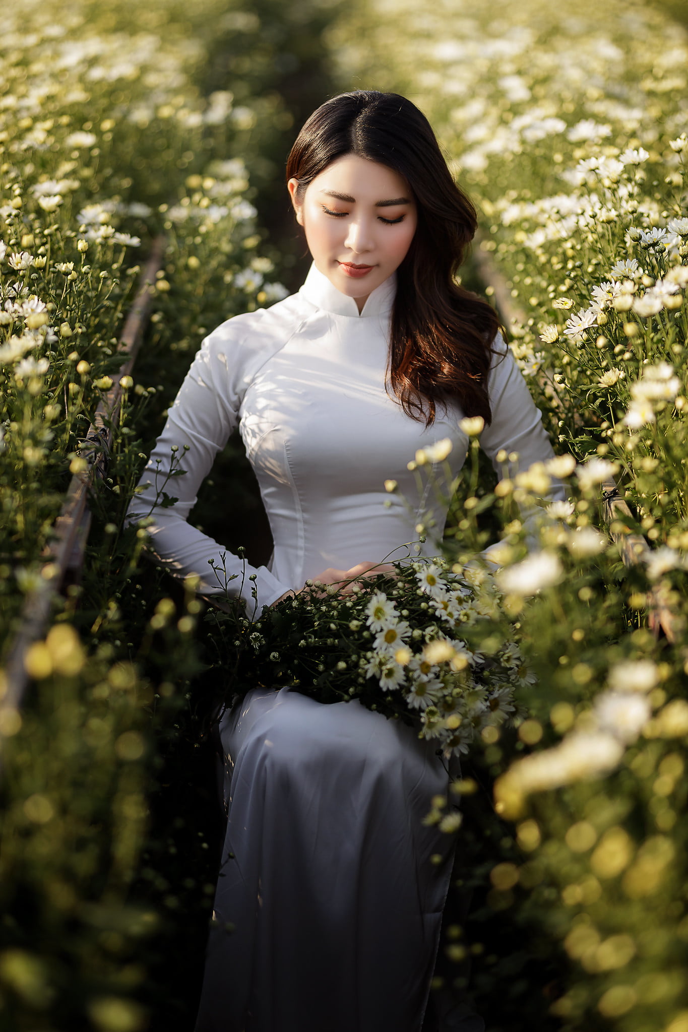 sunlight, women, Vietnam dress, flowers, Asian, depth of field, áo dài, long hair, 1080P, Phone HD Wallpaper
