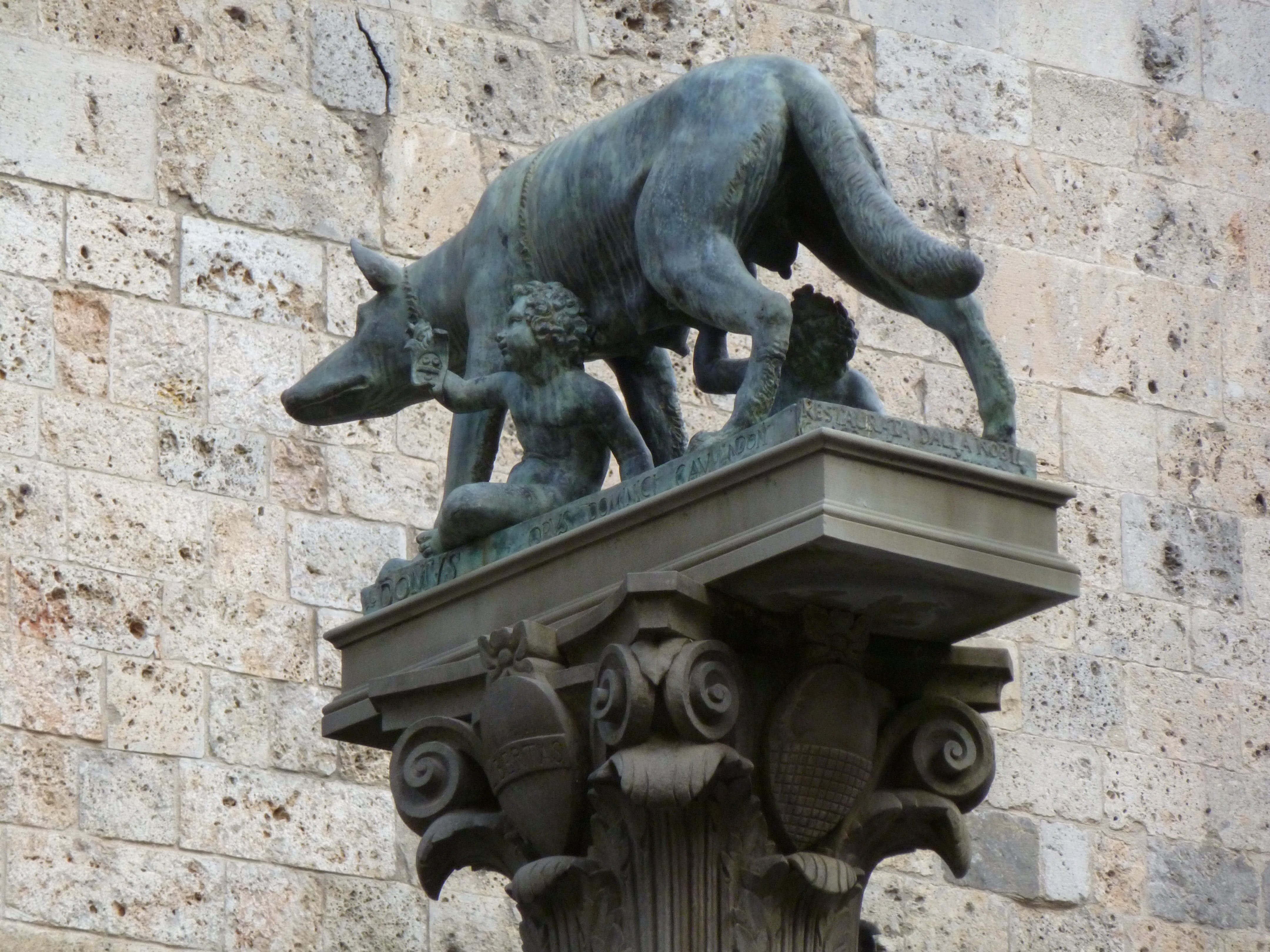 solid, creativity, wall - building feature, sculpture, italy, Landmark, building exterior, representation, gargoyle, architecture, day, Remus, animal representation, HD Wallpaper