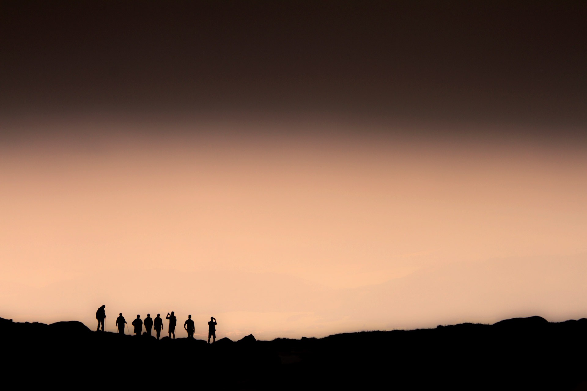 road, watching, copy space, ground, tranquil scene, view, outdoors, group, nature, way, standing, national park, silhouette, summer, path, mountain, group of people, HD Wallpaper