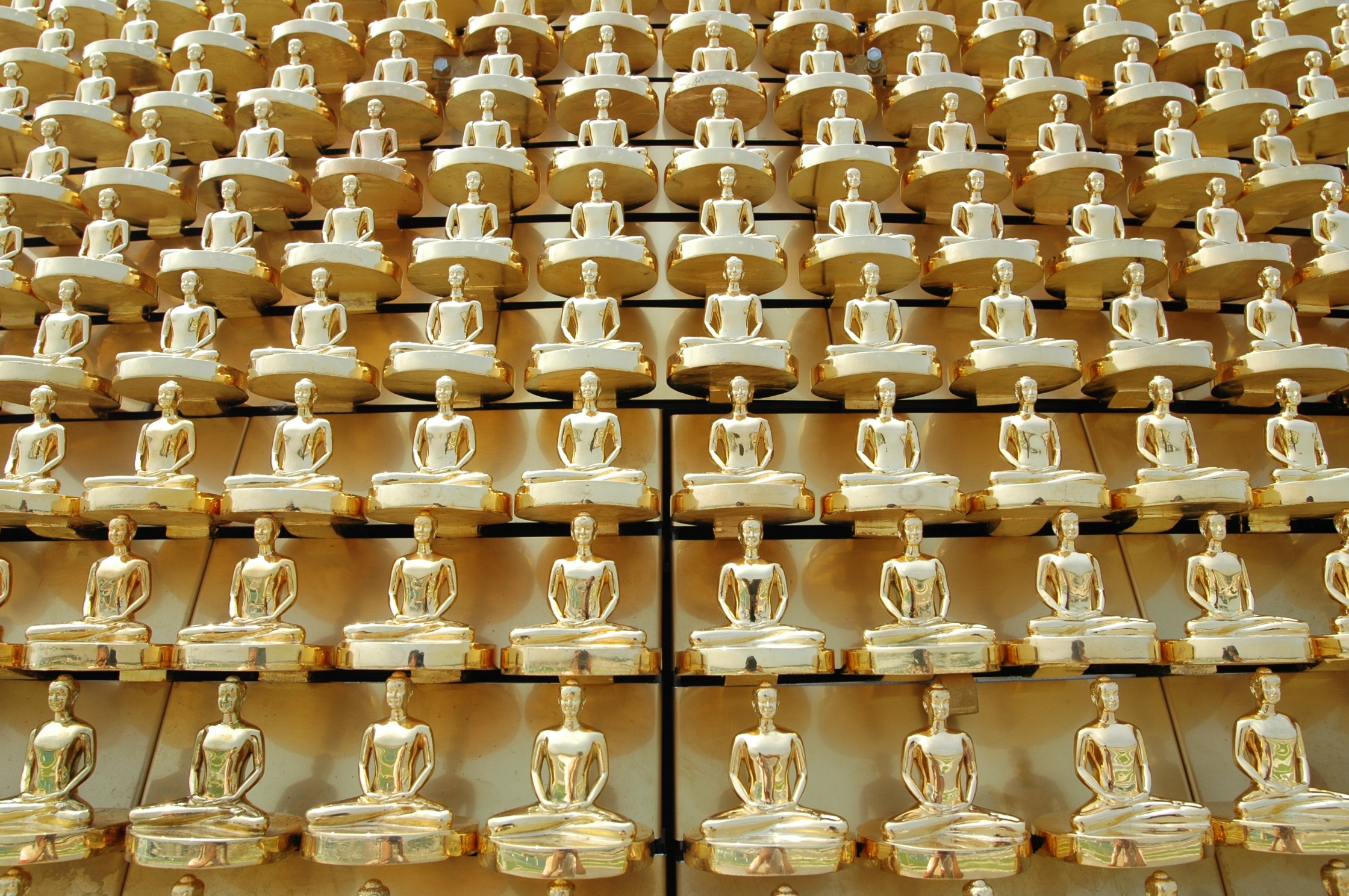 metal, budhas, pattern, million, dhammakaya movement, buddha, teapot, gold, large group of objects, wat, arrangement, religion, sphere, backgrounds, business, HD Wallpaper
