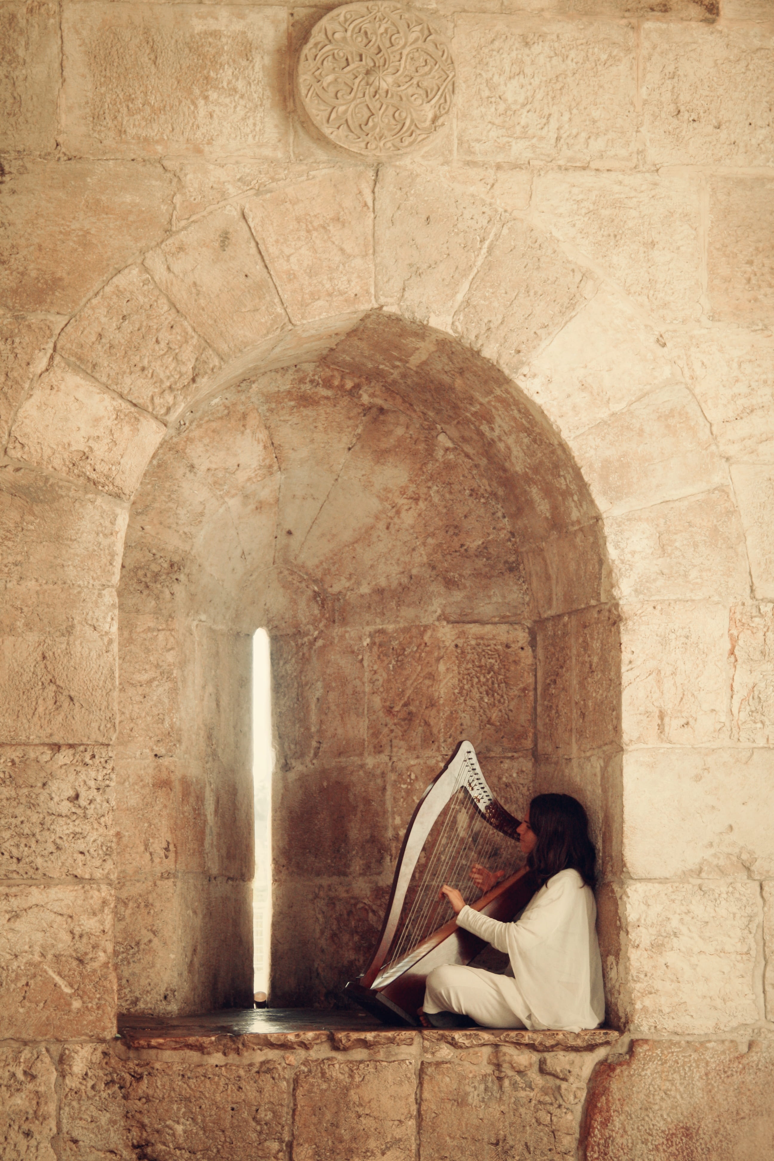 architecture, hebrew, israel, side view, the past, stone wall, Music, full length, old, jewish, one person, tourist, real people, building exterior, 4K, Phone HD Wallpaper