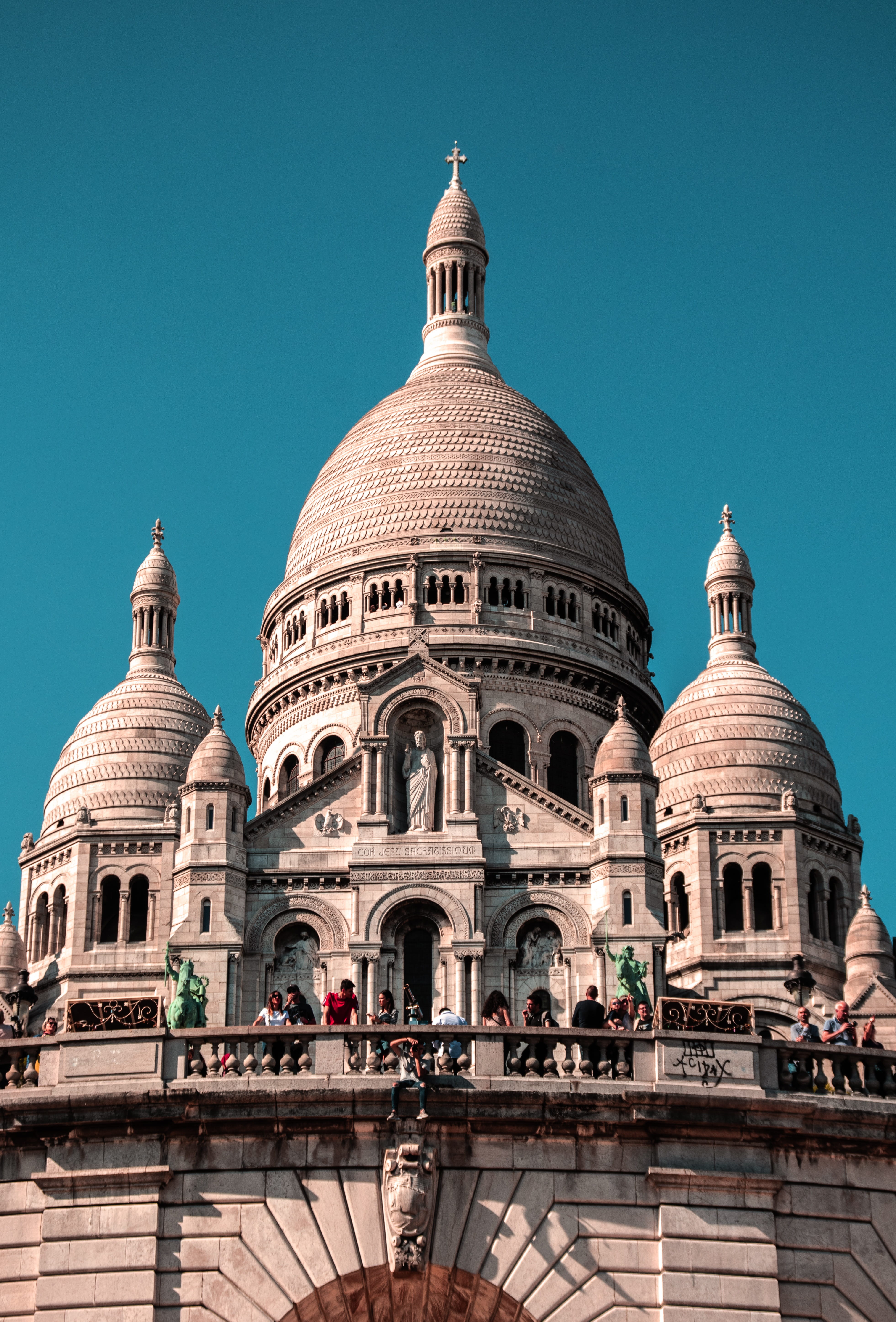 building exterior, history, tourism, sacred heart, europe, street, montmartre, cathedral, outdoors, nature, romantic, paris, france, spirituality, place of worship, Phone HD Wallpaper