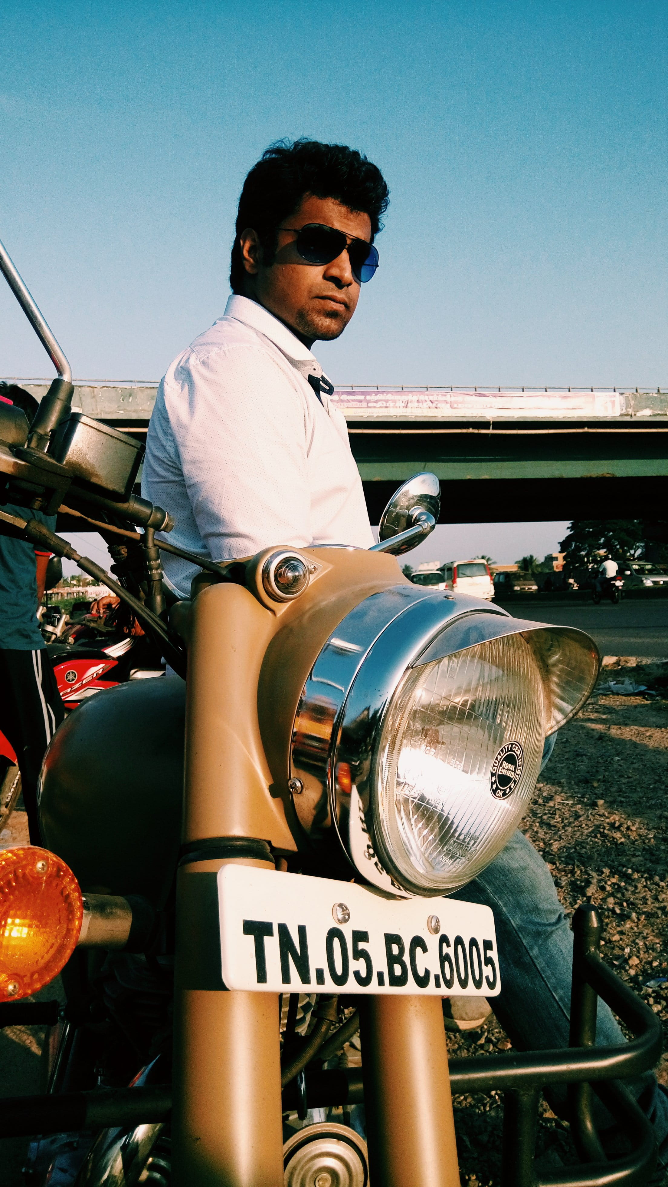 three quarter length, sky, clear sky, leisure activity, 4K, mode of transportation, men, sitting, nature, young men, lifestyles, chennai, sunlight, one person, Phone HD Wallpaper