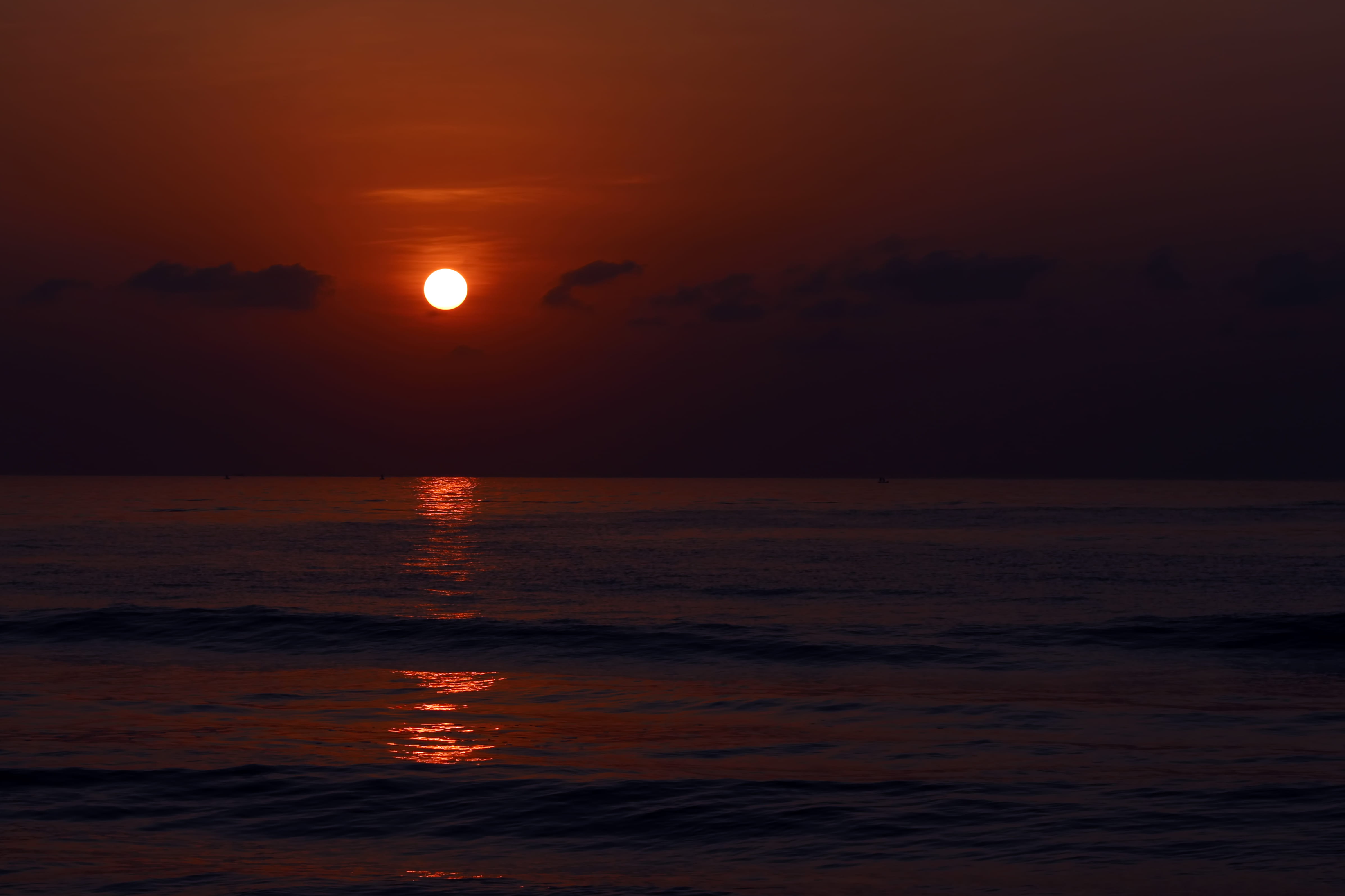 4K, horizon, romantic sky, no people, epic, orange color, red, non-urban scene, water, sky, tranquil scene, black, ocean, waves, dark, horizon over water, HD Wallpaper