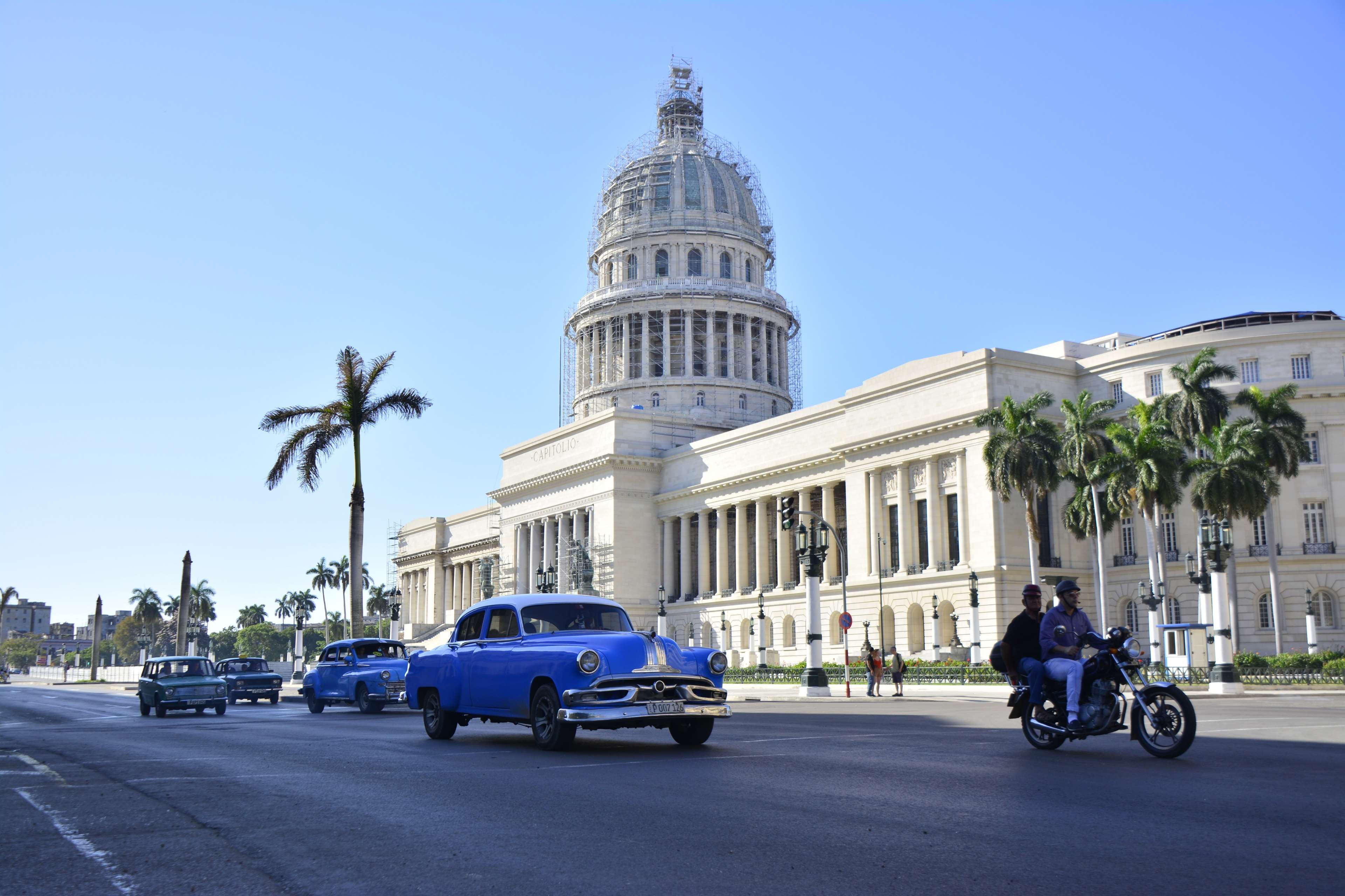 day, city, government, habana, typical, traditional, building exterior, tourism, car, travel, old, latin, transportation, tree, architectural column, tropical, HD Wallpaper