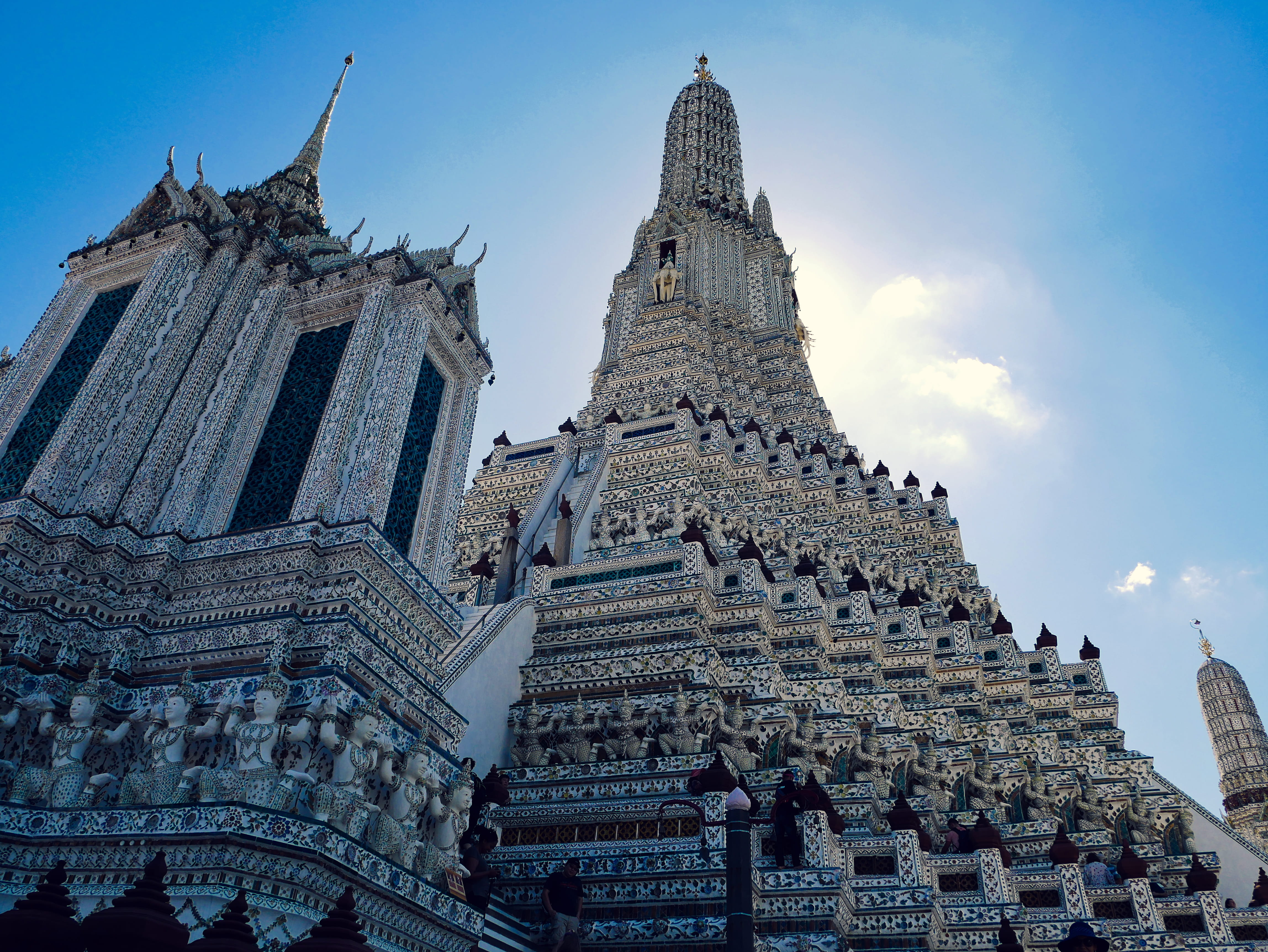 cloud - sky, ornate temple, 4K, thailand, glare, sky, wat arun, building, white, spirituality, the past, religion, architecture, sun, buddhism, beautiful temple, HD Wallpaper