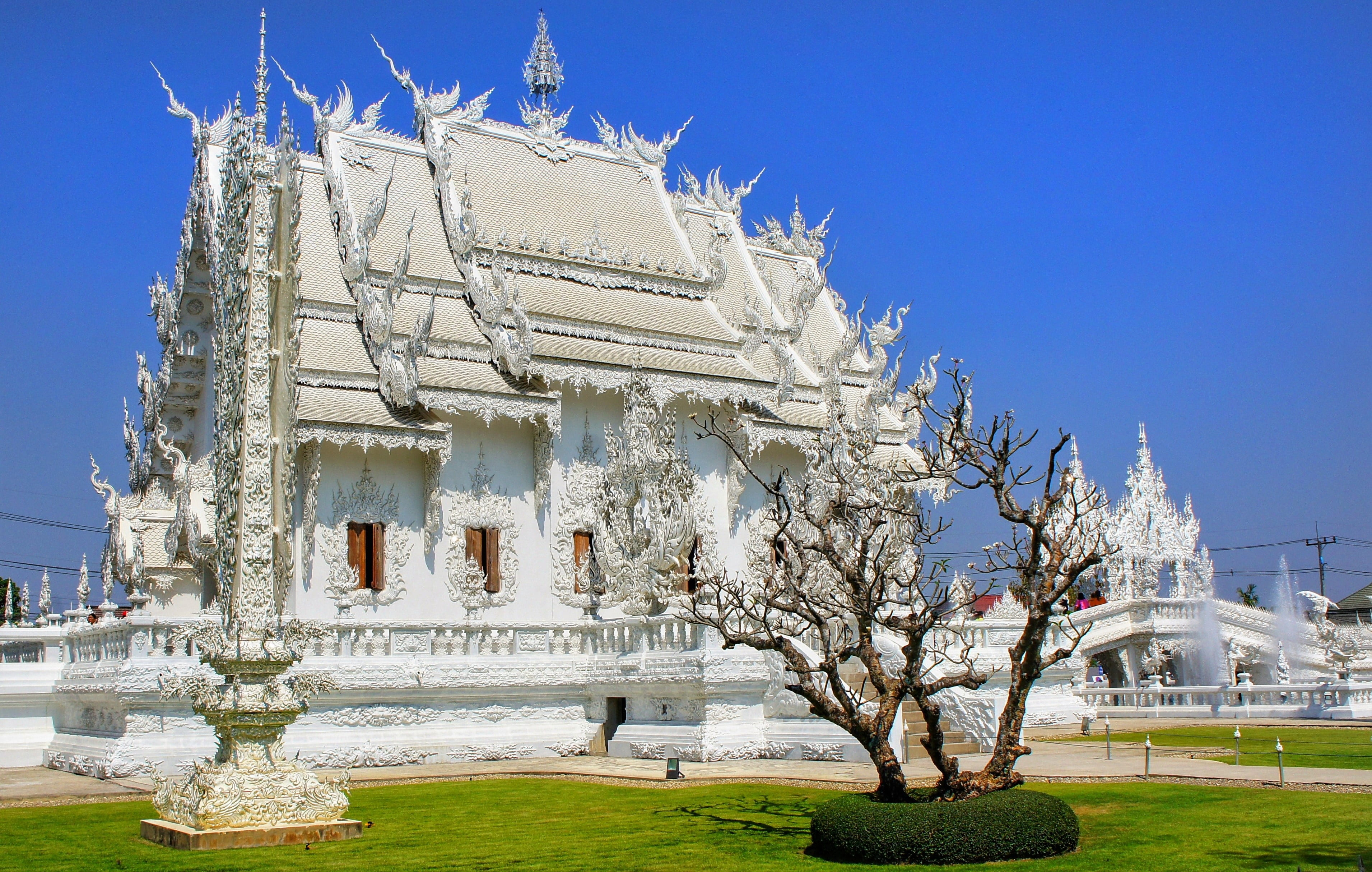 spectacular, building exterior, thailand, blue, sculpture, lawn, grass, travel destinations, art and craft, nature, tree, architectural column, religion, HD Wallpaper