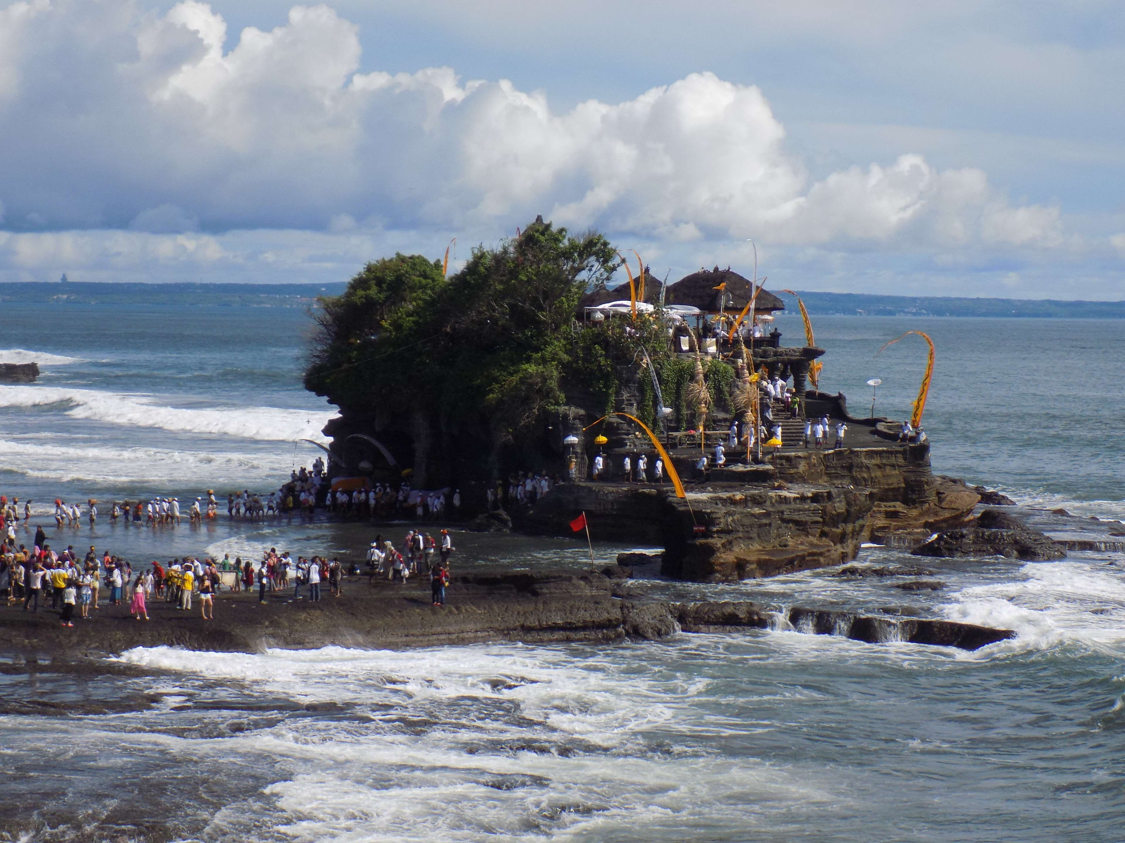 tourist attraction, real people, culture, tourist, cloud - sky, bali, wave, water, sky, pray, outdoors, power in nature, land, 4K, tourism, trip, sea shore, HD Wallpaper