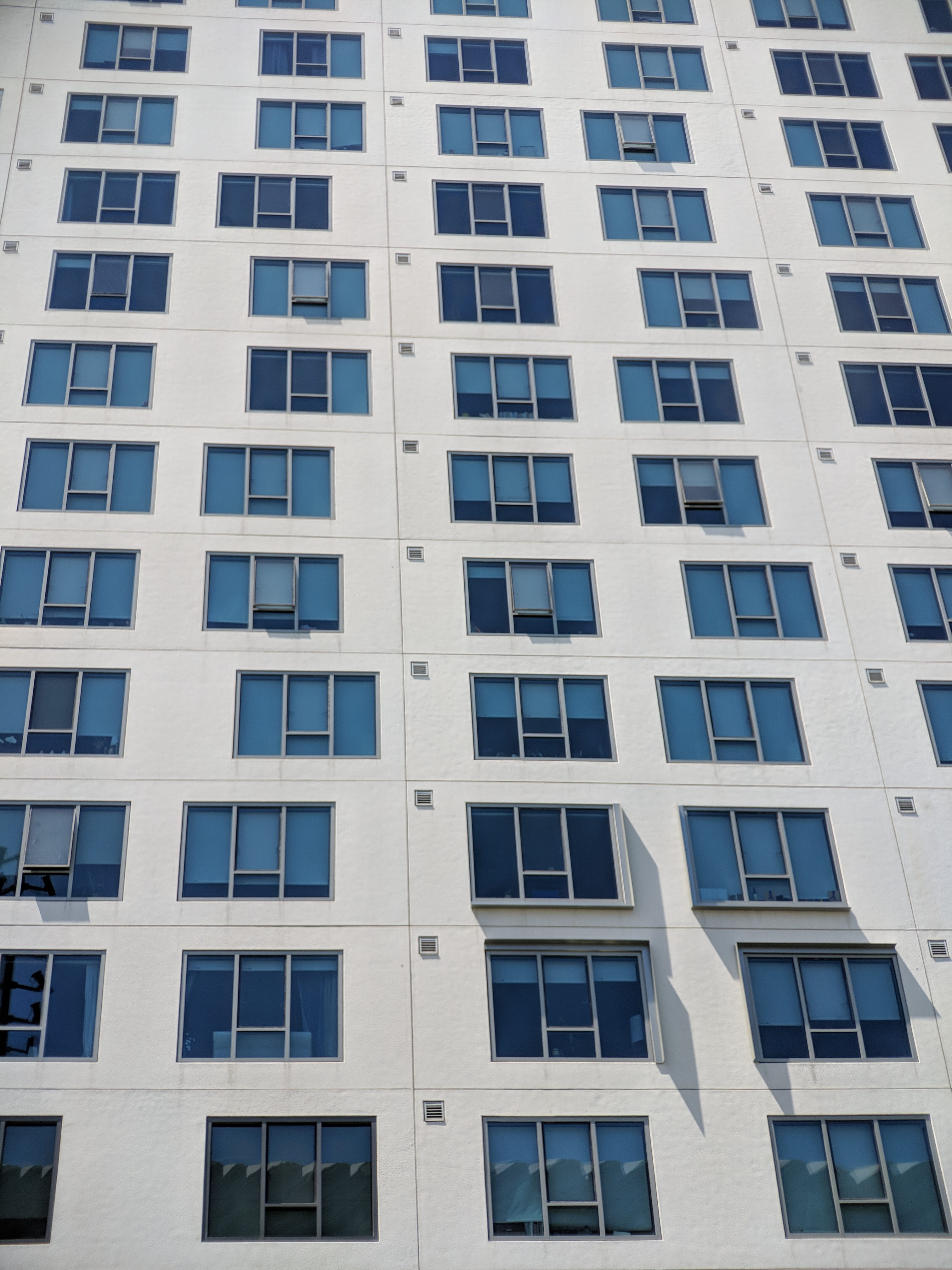 apartment building, shot, los angeles, low angle view, day, housing, glass - material, no people, concrete, white, skylight, apartment, looking up, residential district, Phone HD Wallpaper
