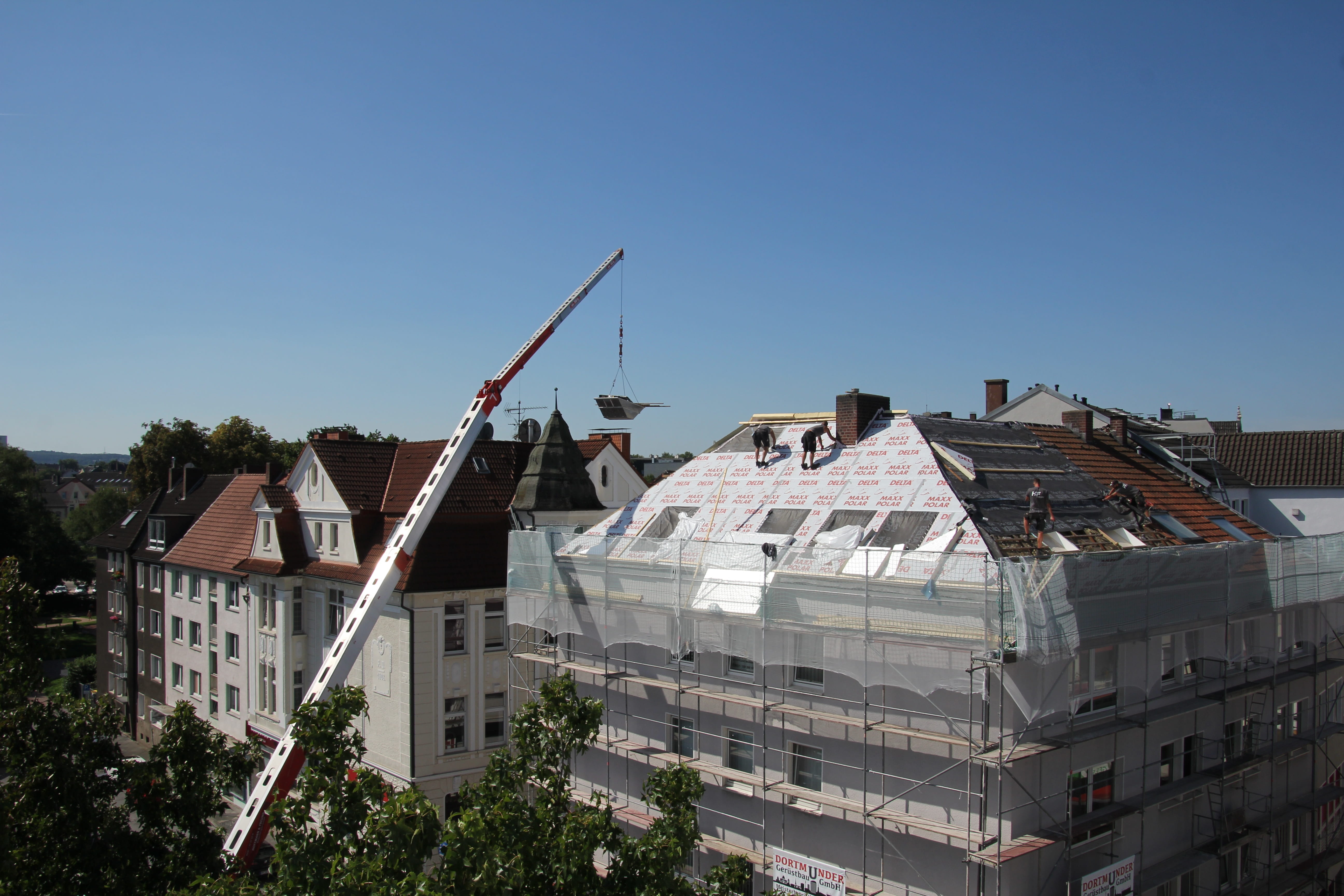 roof, tree, construction industry, lift, outdoors, building, residential district, blue, scaffold, building exterior, home, 5K, crane, dam, no people, HD Wallpaper