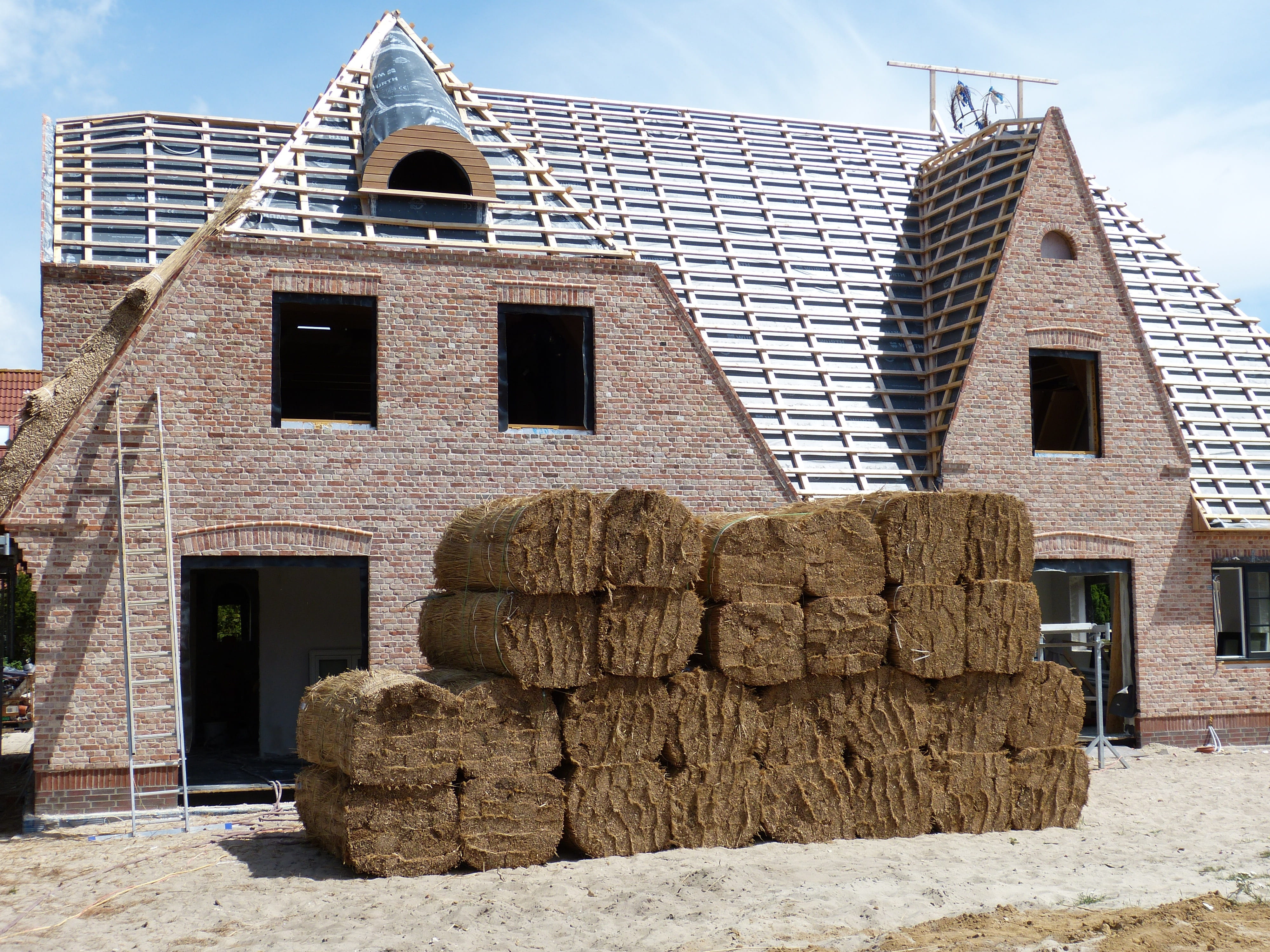 4K, old, built structure, cloud - sky, housebuilding, outdoors, sunlight, reed, building, nature, roof, friesland, residential district, religion, construction craft, HD Wallpaper
