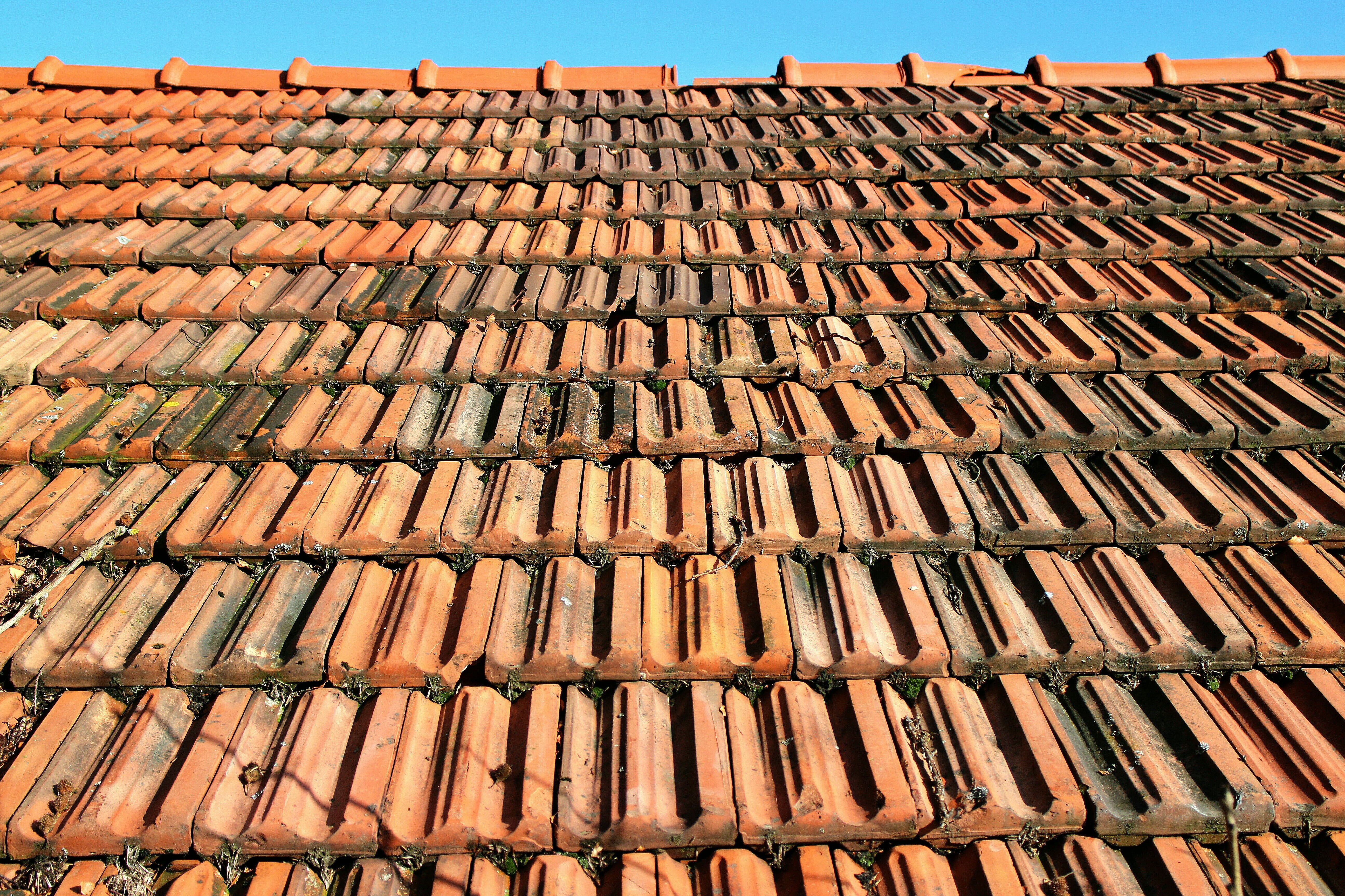 building exterior, red, brown, weather, roofers, order, brick, roof tile, 5K, day, no people, building, arrangement, repetition, built structure, full frame, HD Wallpaper