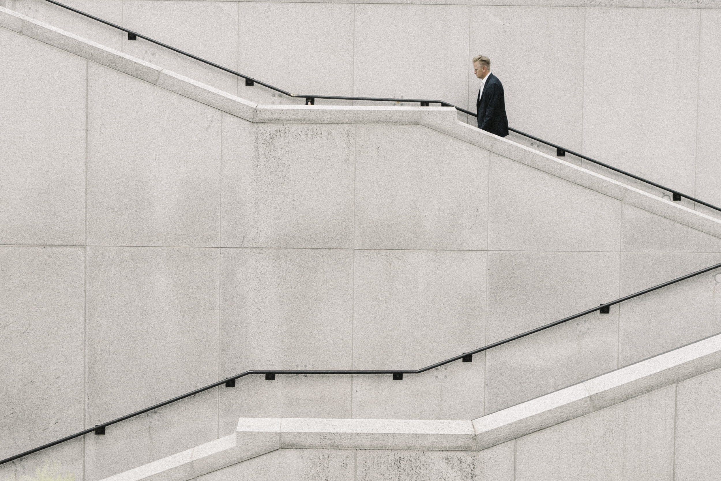 tennessee, stairs, man, males, person, handrail, well-dressed, architecture, nashville, minimal, businessman, men, suit, guy, copy space, steps and staircases, HD Wallpaper