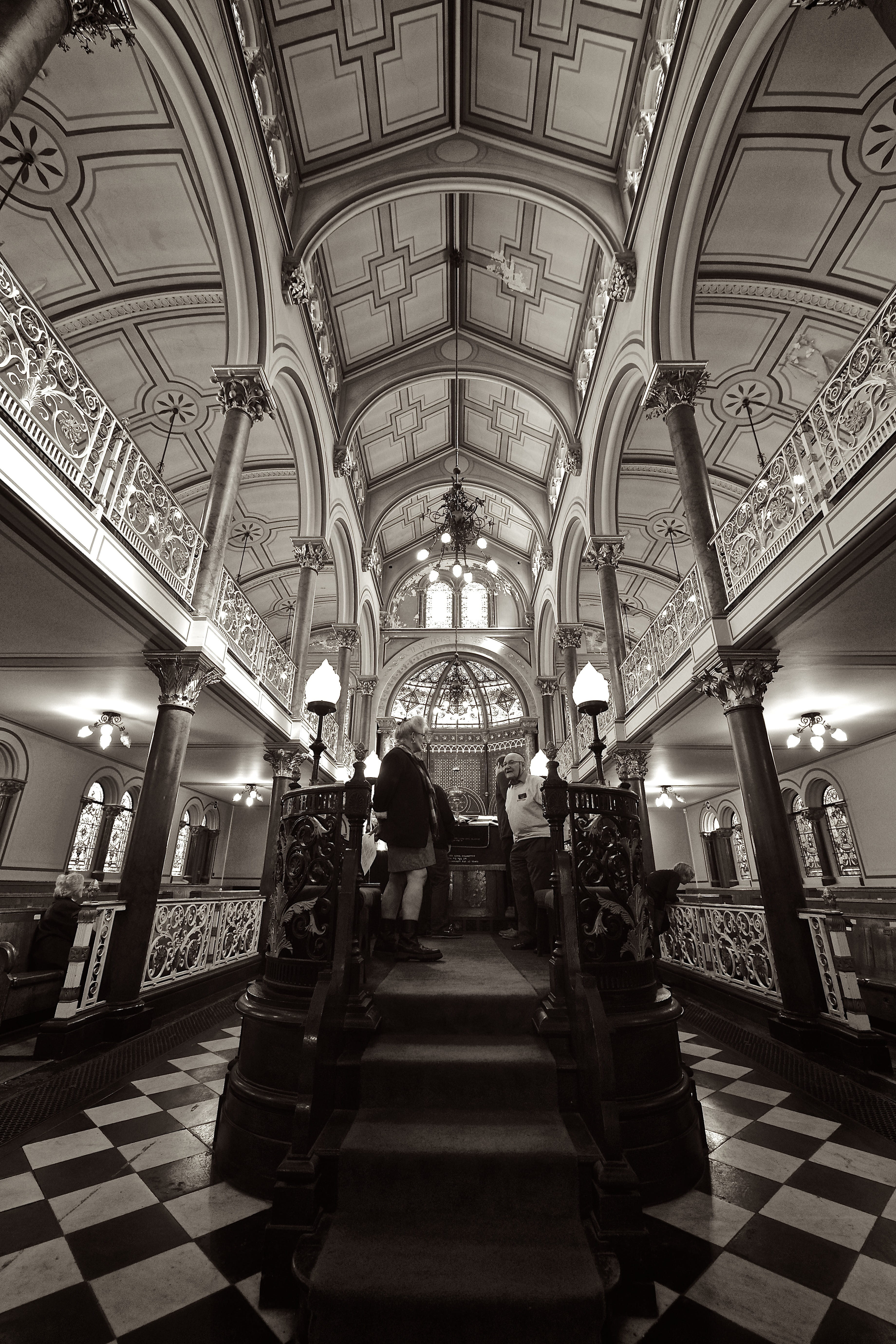 brighton, temple, jew, pattern, europe, holy, jewish, mansion, incidental people, 5K, judaism, women, building, orthodox, columns, faith, tiled floor, Phone HD Wallpaper