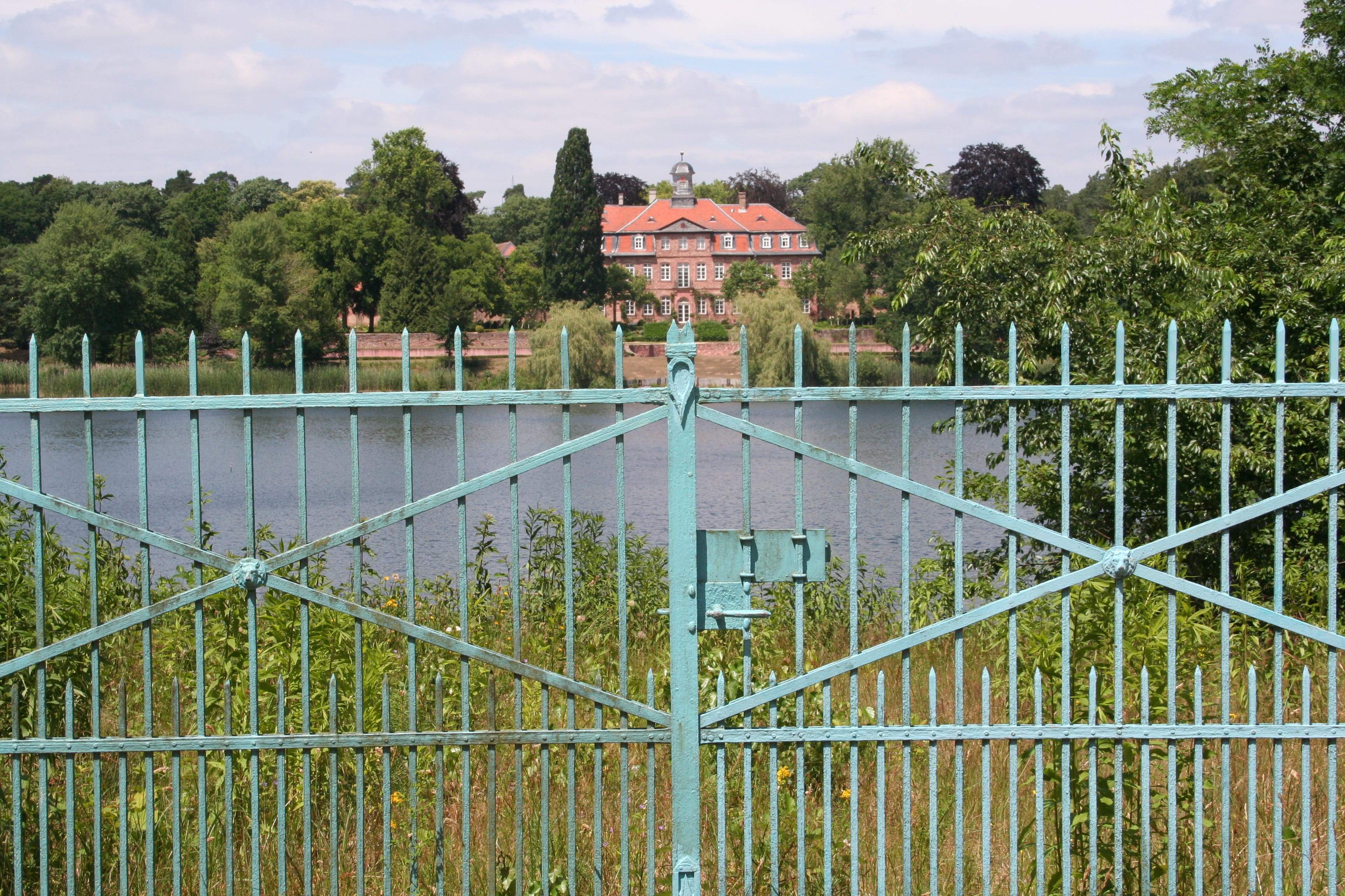 villa, 2K, meadow, no people, protection, nature, private, boundary, lake, barrier, architecture, outdoors, building exterior, landscape, day, fence, water, HD Wallpaper