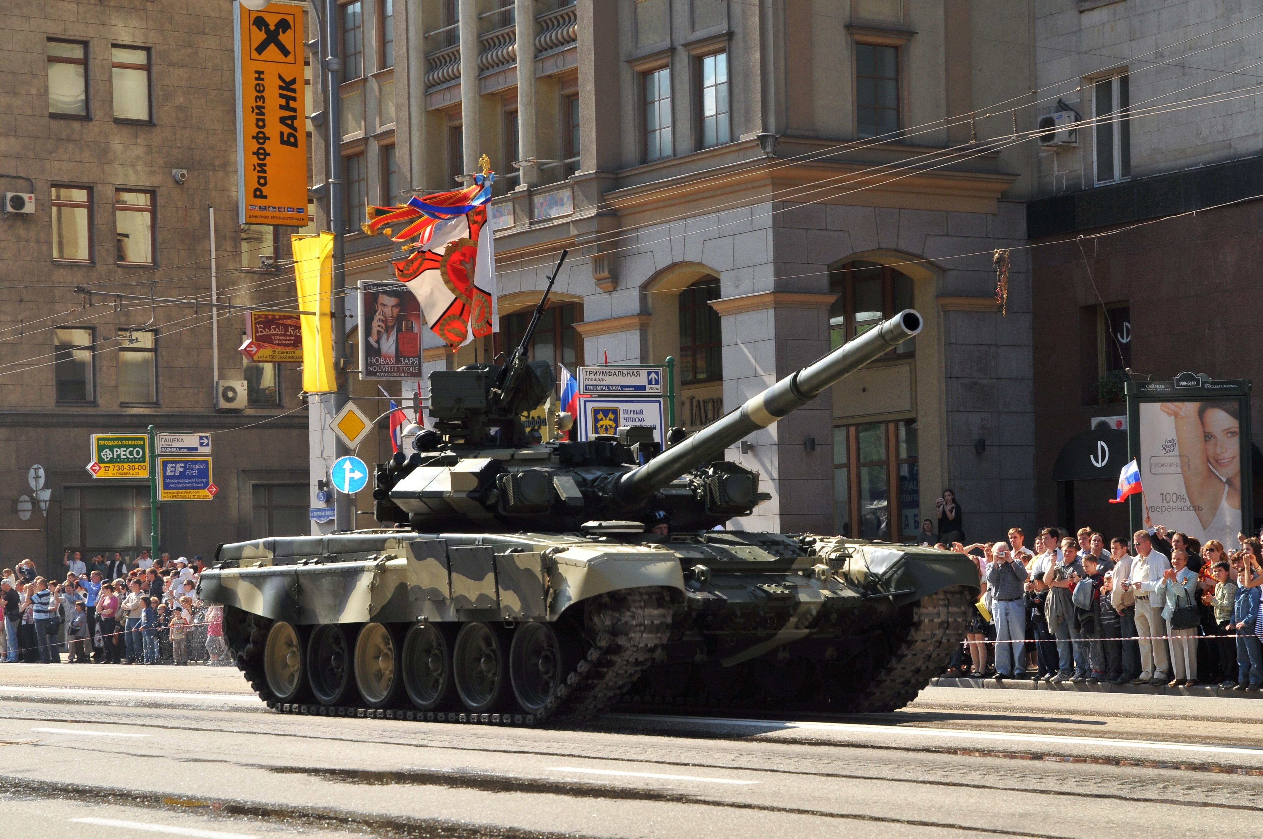 T-90, built structure, people, battle, road, mode of transportation, national icon, Russian main battle tank, tank, gray, city, brown, independence, patriotism, HD Wallpaper