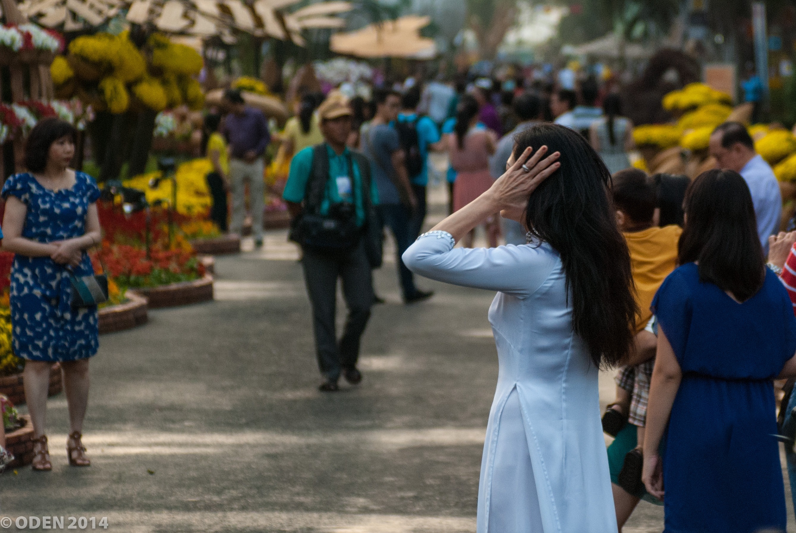 2K, clothing, real people, people, outdoors, stores, crowd, rear view, women, vietnam, day, market, leisure activity, street, pedestrians, hairstyle, group of people, HD Wallpaper