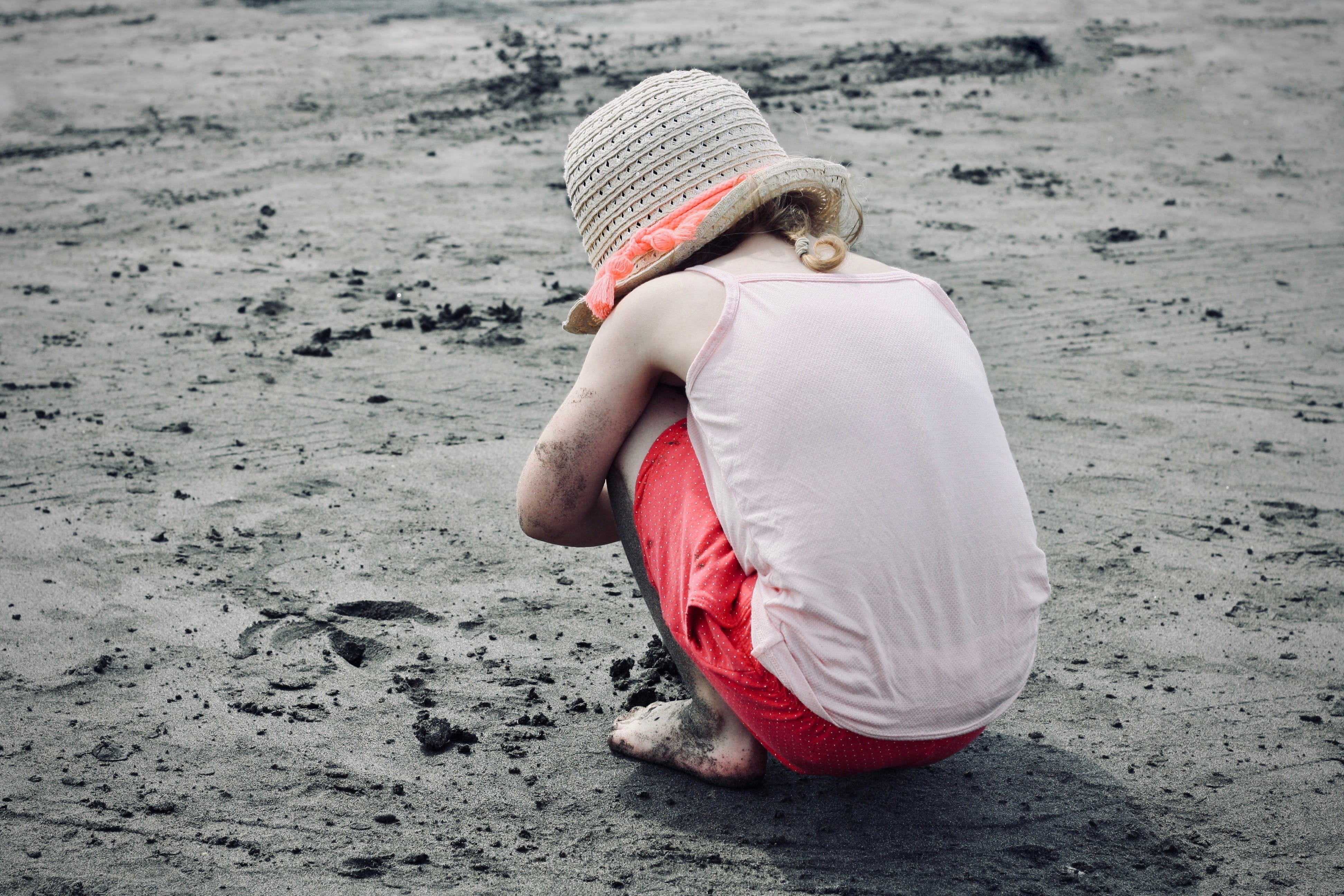 4K, day, real people, japan, cap, back, kamakura, rear view, sand, water, leisure activity, one person, play, women, hat, childhood, child, sun hat, girl, HD Wallpaper