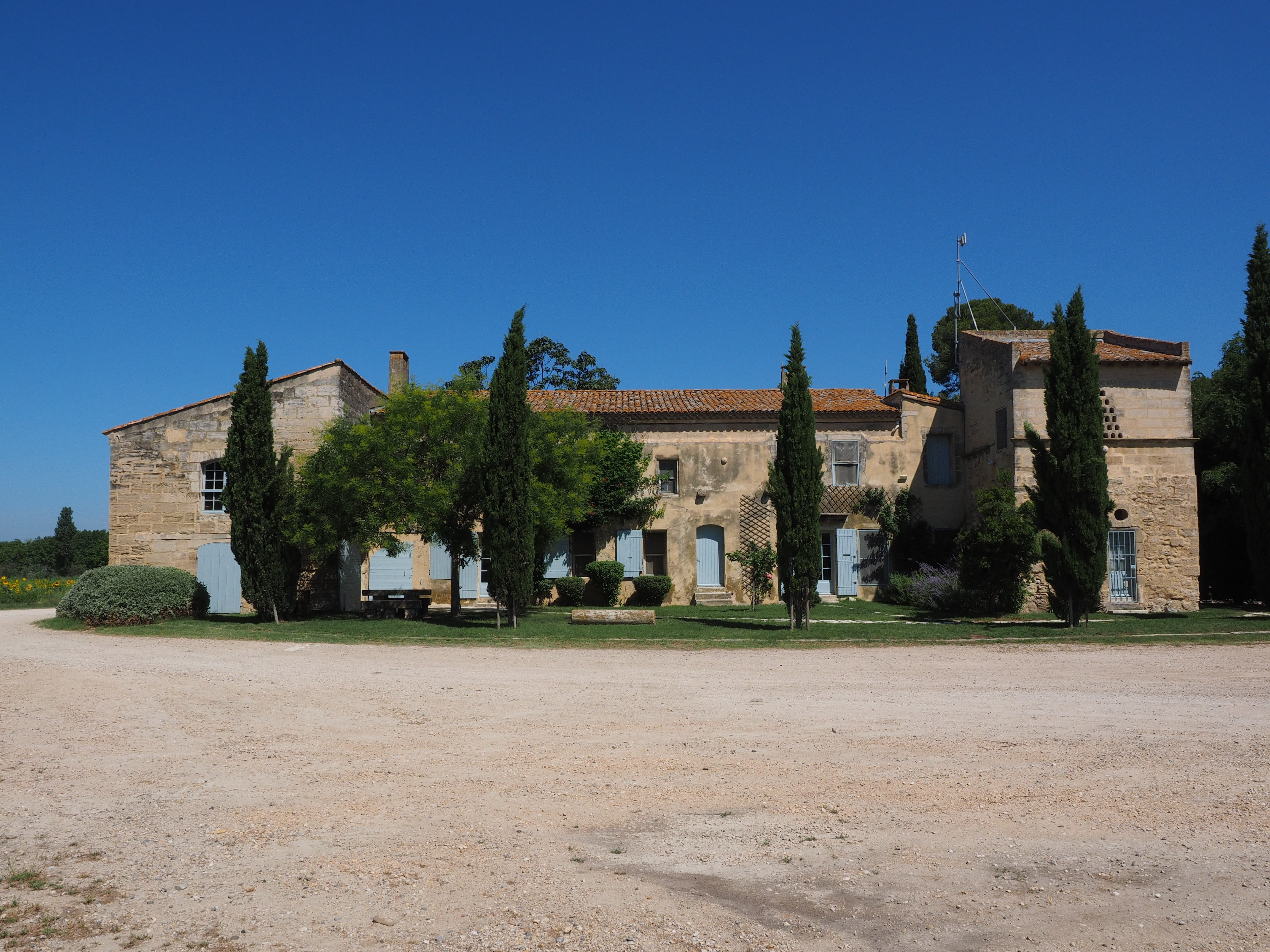 no people, 4K, home, architecture, built structure, travel, country estate, outdoors, mas du pont de rousty, sky, blue, place of worship, nature, camargue, HD Wallpaper