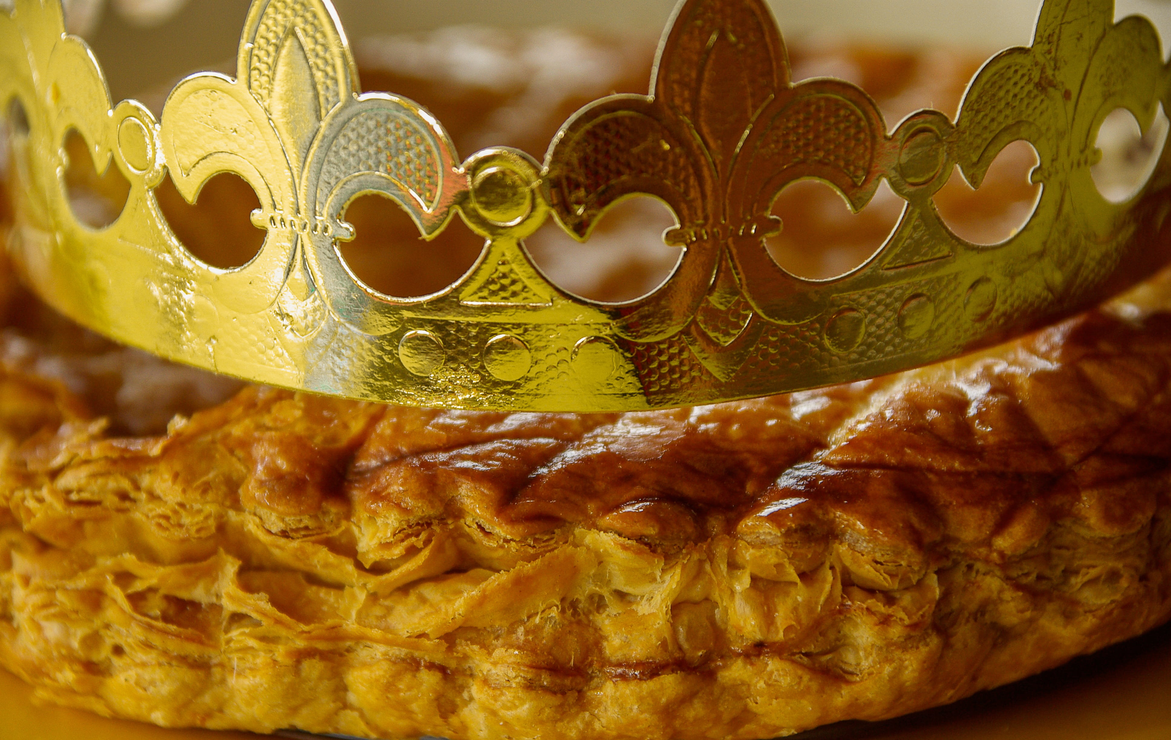 abundance, ornate, indoors, freshness, pattern, dessert, tiara, art and craft, Galette Des Rois, celebration, temptation, Pastry, no people, epiphany, gold colored, HD Wallpaper