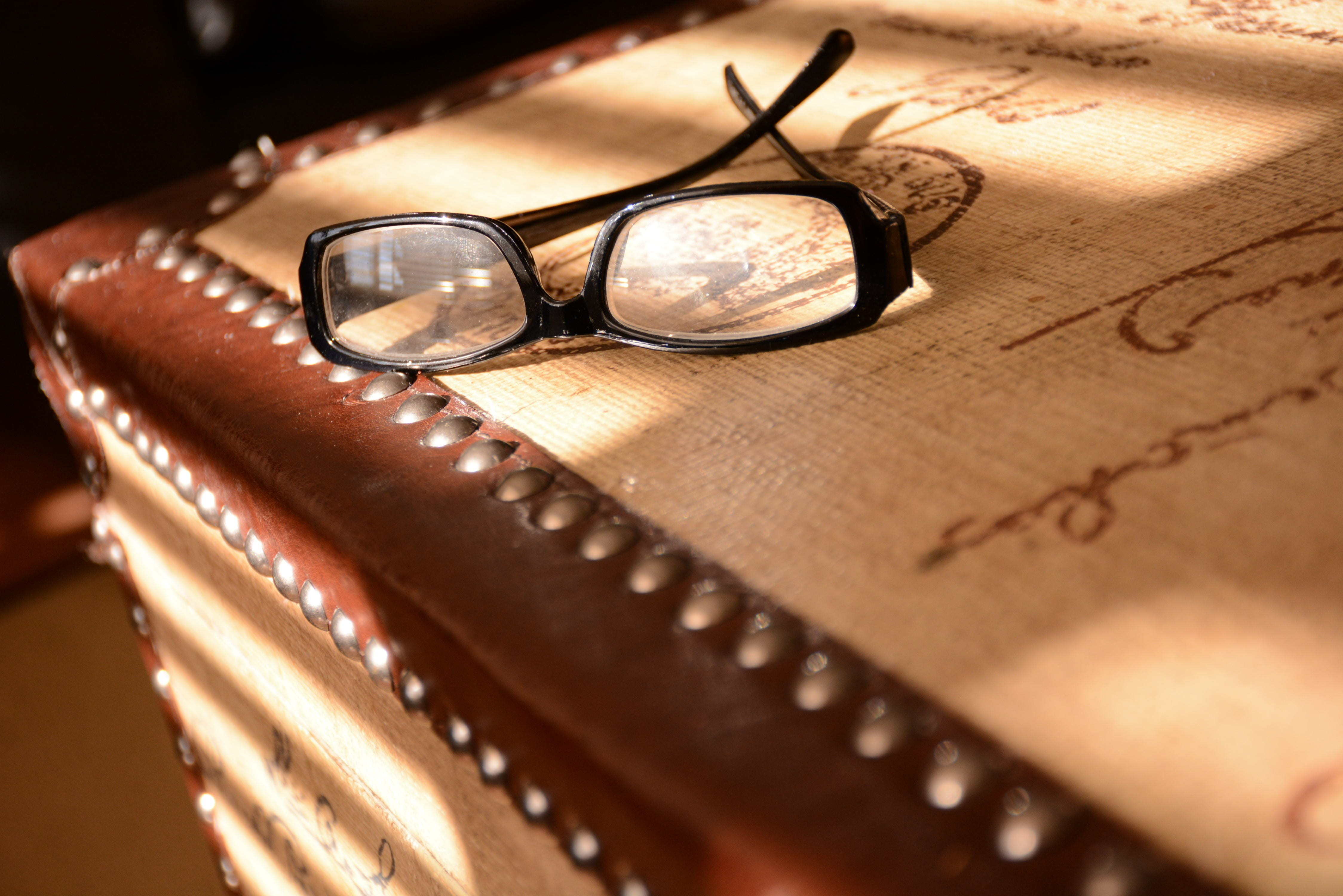 box, leading lines, wood - material, glasses, eyewear, personal accessory, text, script, type, leather, vintage, eyeglasses, antique, no people, brown, HD Wallpaper