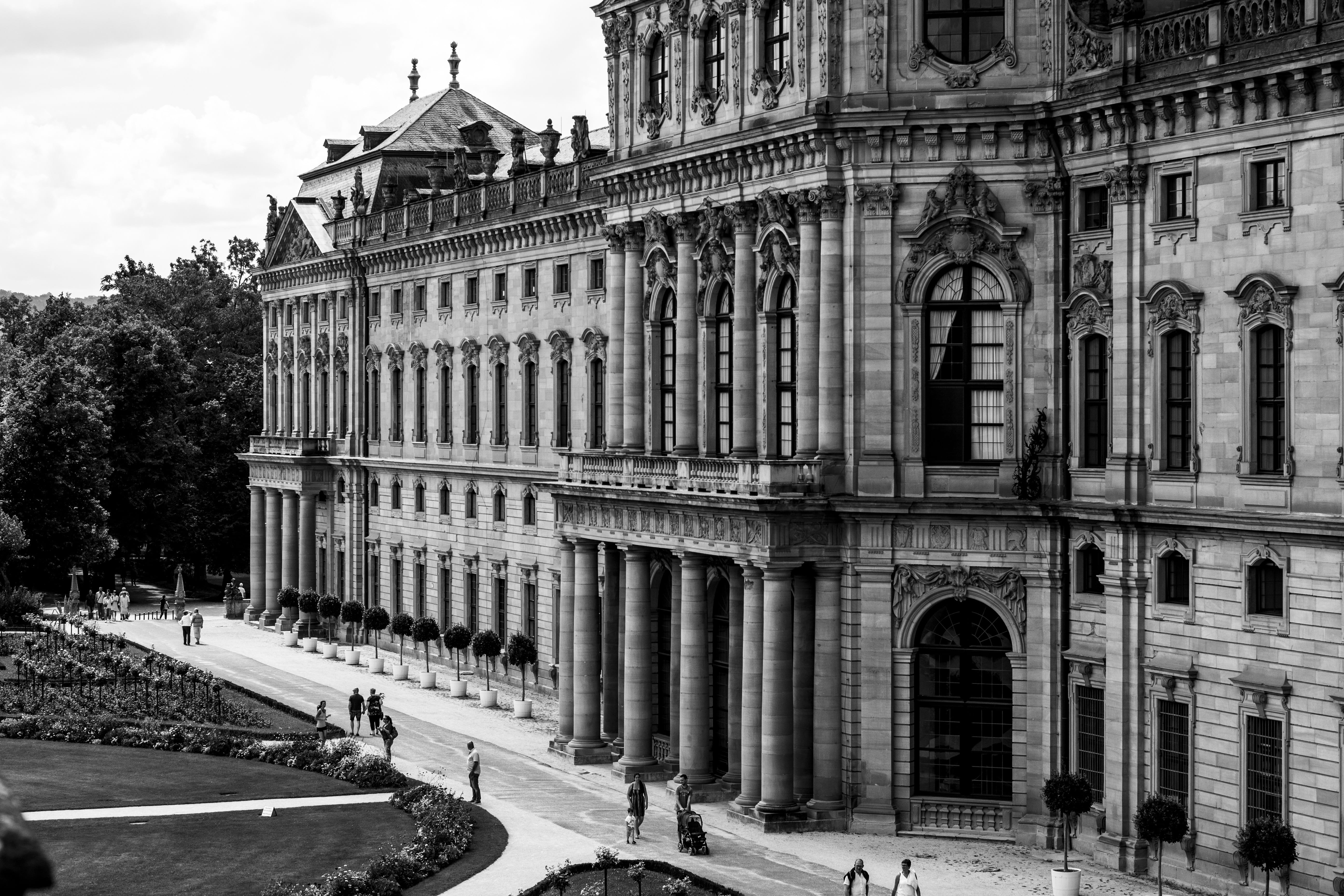 facade, tourism, built structure, the past, arch, building exterior, sky, government, old, management, outdoors, architecture, incidental people, blackandwhite, HD Wallpaper