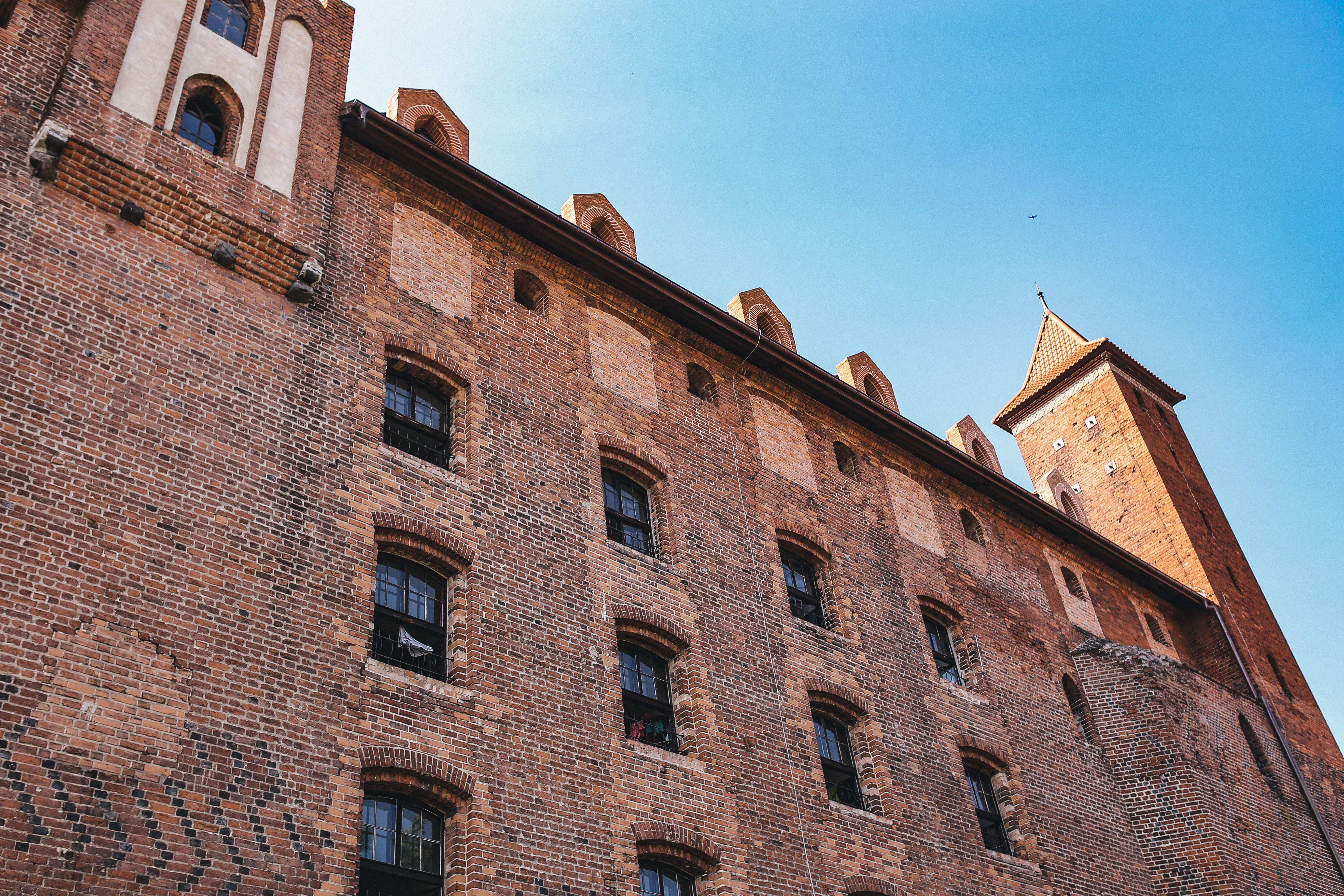 roof, history, clear sky, sky, facade, architecture, outdoors, urban Scene, glass, vintage, tower, low angle view, brick, glass building, Old, residential district, HD Wallpaper