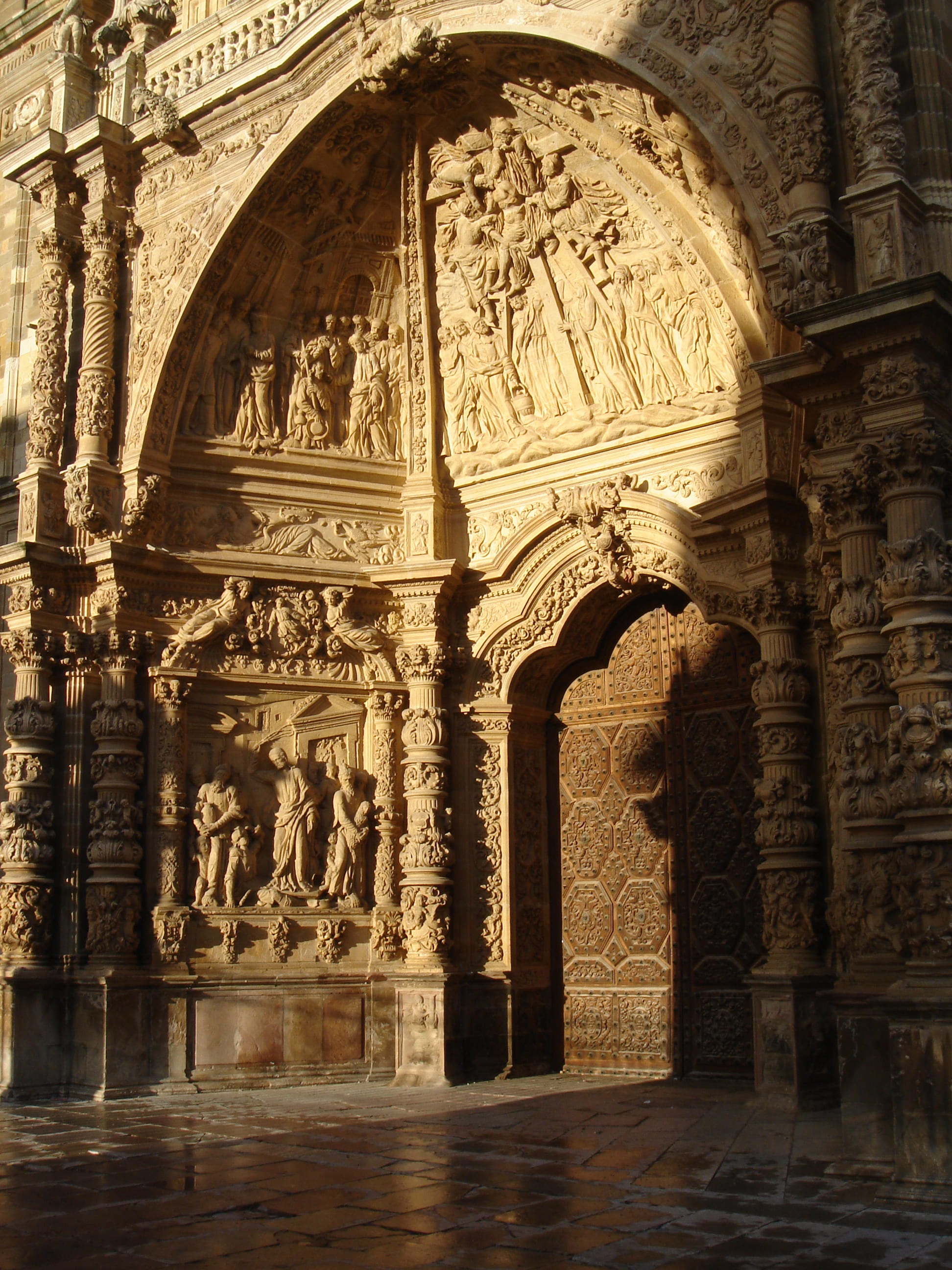 travel destinations, relief, bass, ornate, carving - craft product, cathedral, historic, arches, sculptures, concrete, art, stone carving, statues, church, Phone HD Wallpaper