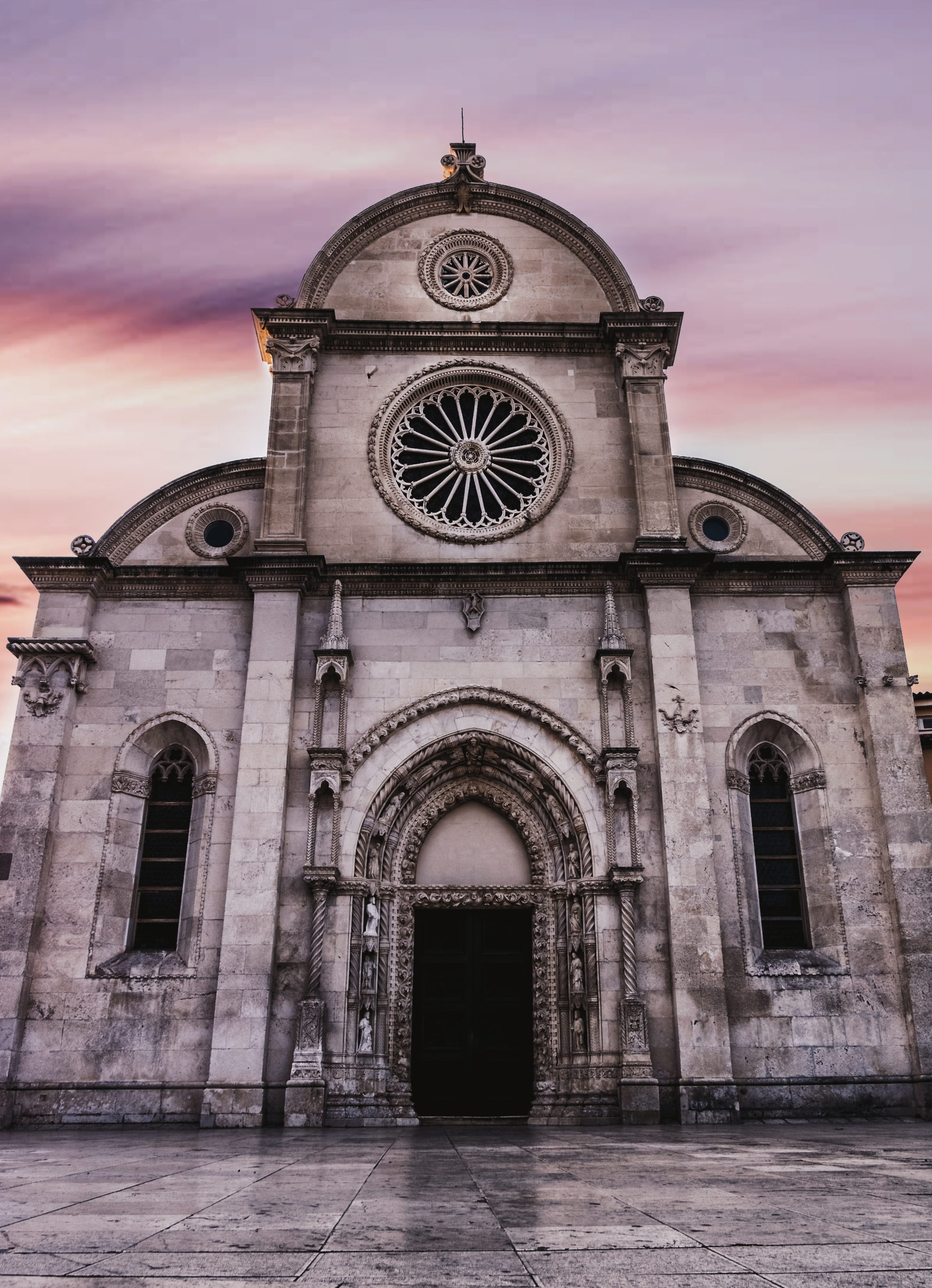 europe, clock, no people, city, entrance, facade, rose window, historic, outdoors, cloud - sky, spirituality, religion, monument, like, building exterior, Phone HD Wallpaper